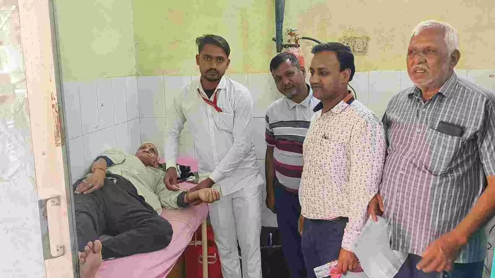 बयाना के उपजिला अस्पताल के बाहर घायल नागरिकों के परिजन और स्थानीय निवासियों की भीड़। बयाना के उपजिला अस्पताल के बाहर घायल नागरिकों के परिजन और स्थानीय निवासियों की भीड़।
