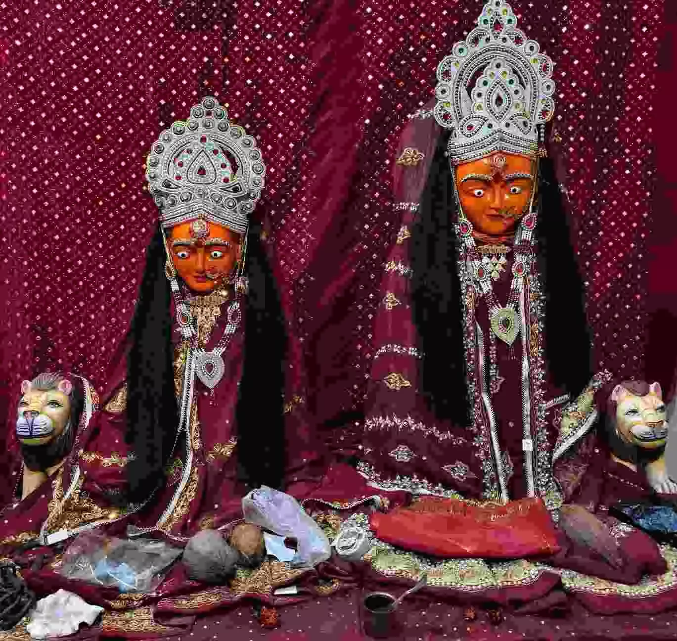 भुसावर में माँ राज राजेश्वरी कैला माता मन्दिर के स्थापना दिवस पर सजी हुई झांकी और शोभायात्रा का दृश्य।