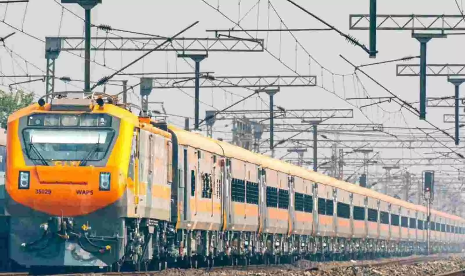 पनवेल रेलवे स्टेशन पर खड़ी अमृत भारत एक्सप्रेस ट्रेन जो अलीपुरद्वार के लिए रवाना होगी पनवेल रेलवे स्टेशन पर खड़ी अमृत भारत एक्सप्रेस ट्रेन जो अलीपुरद्वार के लिए रवाना होगी