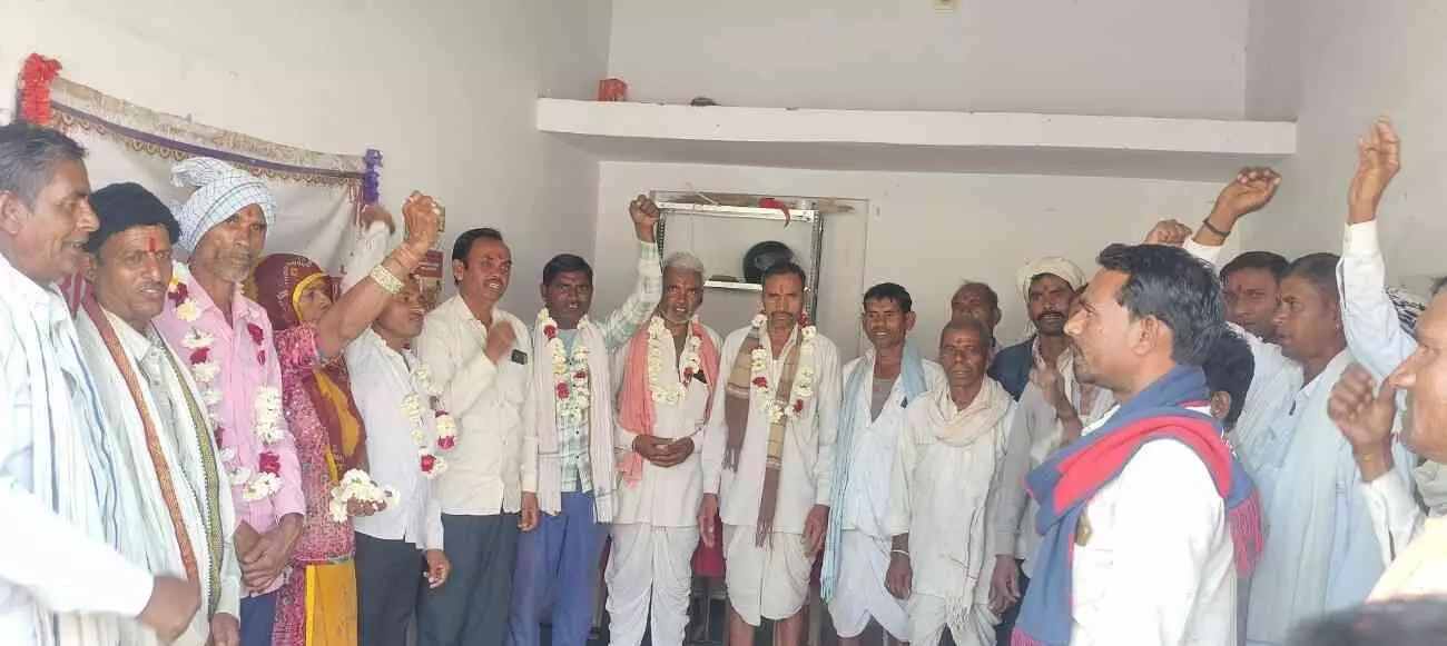 सलुम्बर के चमनपुरा में अरावली निर्माण मज़दूर सुरक्षा संघ के नवनिर्वाचित पदाधिकारी और उपस्थित श्रमिक समूह। सलुम्बर के चमनपुरा में अरावली निर्माण मज़दूर सुरक्षा संघ के नवनिर्वाचित पदाधिकारी और उपस्थित श्रमिक समूह।