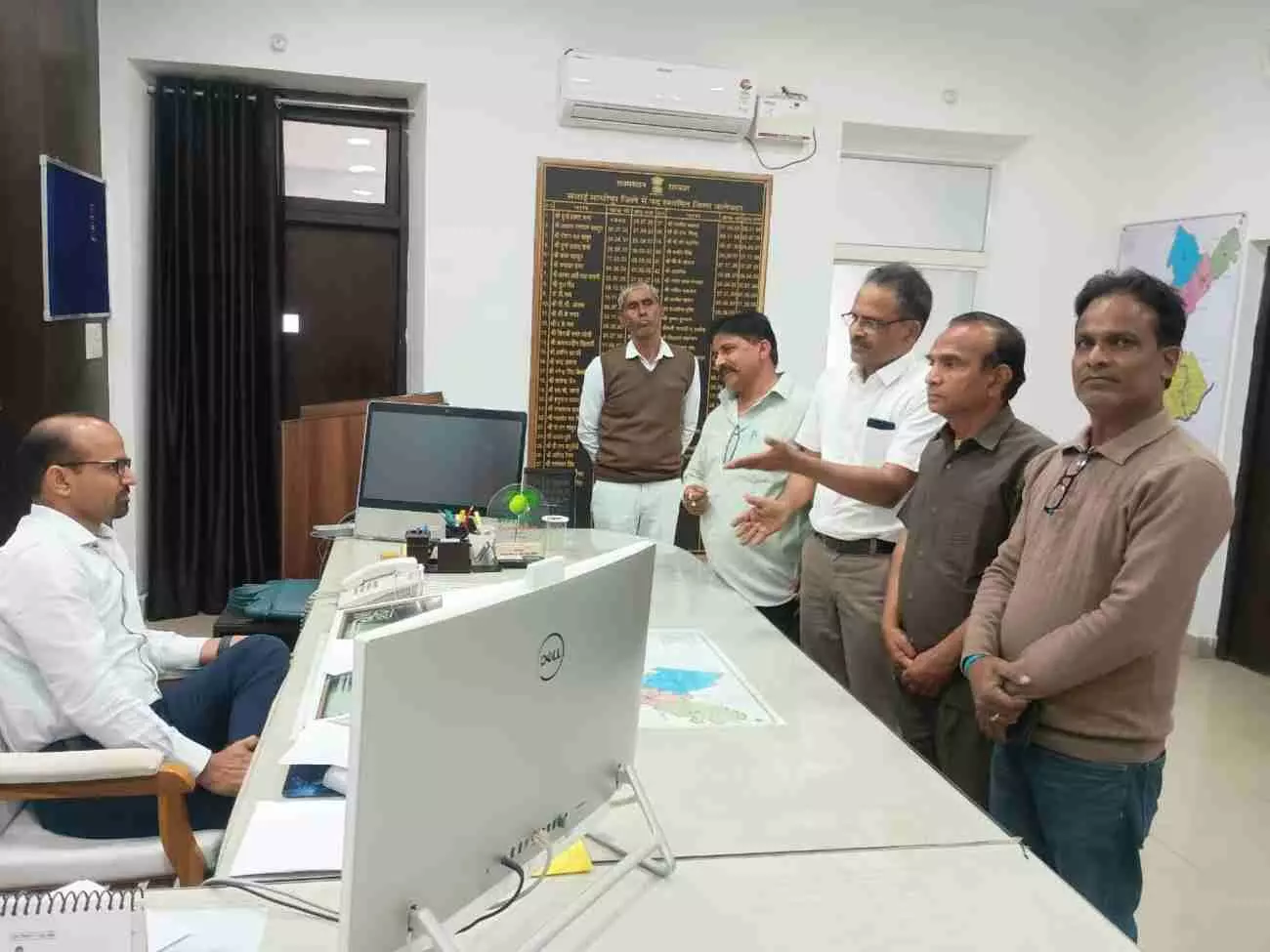 सवाई माधोपुर कलेक्ट्रेट के बाहर पेड़ों की कटाई के विरोध में प्रदर्शन करते आंदोलनकारी और नागरिक। सवाई माधोपुर कलेक्ट्रेट के बाहर पेड़ों की कटाई के विरोध में प्रदर्शन करते आंदोलनकारी और नागरिक।