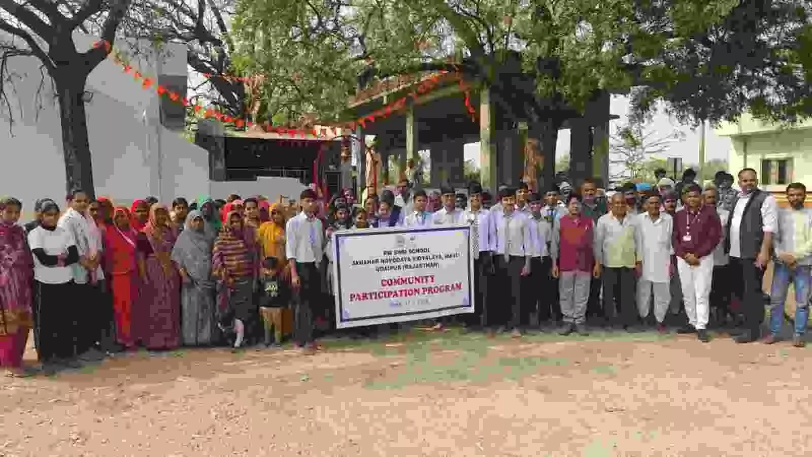 छीपी खेड़ा गांव के सामुदायिक भवन के बाहर जागरूकता कार्यक्रम में प्रदर्शन करते जवाहर नवोदय विद्यालय मावली के छात्र।
