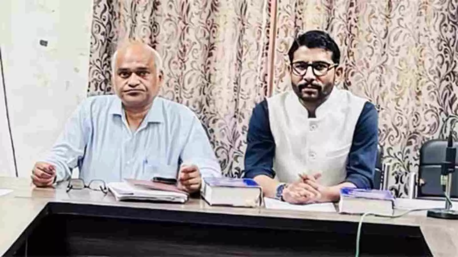 कोटा में मुख्य चिकित्सा एवं स्वास्थ्य अधिकारी कार्यालय के सभागार में प्रशिक्षण लेते प्रशिक्षु खाद्य सुरक्षा अधिकारी। कोटा में मुख्य चिकित्सा एवं स्वास्थ्य अधिकारी कार्यालय के सभागार में प्रशिक्षण लेते प्रशिक्षु खाद्य सुरक्षा अधिकारी।