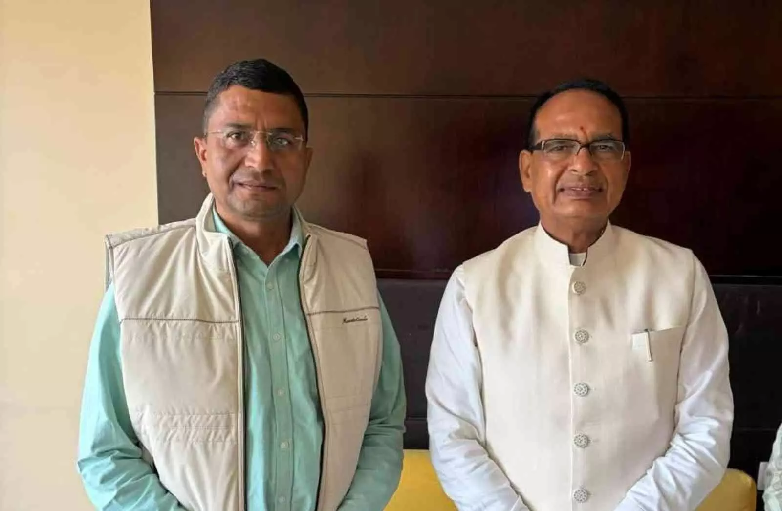 जयपुर में विधायक डॉ. सुरेश धाकड़ और केंद्रीय मंत्री शिवराज सिंह चौहान किसानों के मुद्दों पर चर्चा करते हुए। जयपुर में विधायक डॉ. सुरेश धाकड़ और केंद्रीय मंत्री शिवराज सिंह चौहान किसानों के मुद्दों पर चर्चा करते हुए।