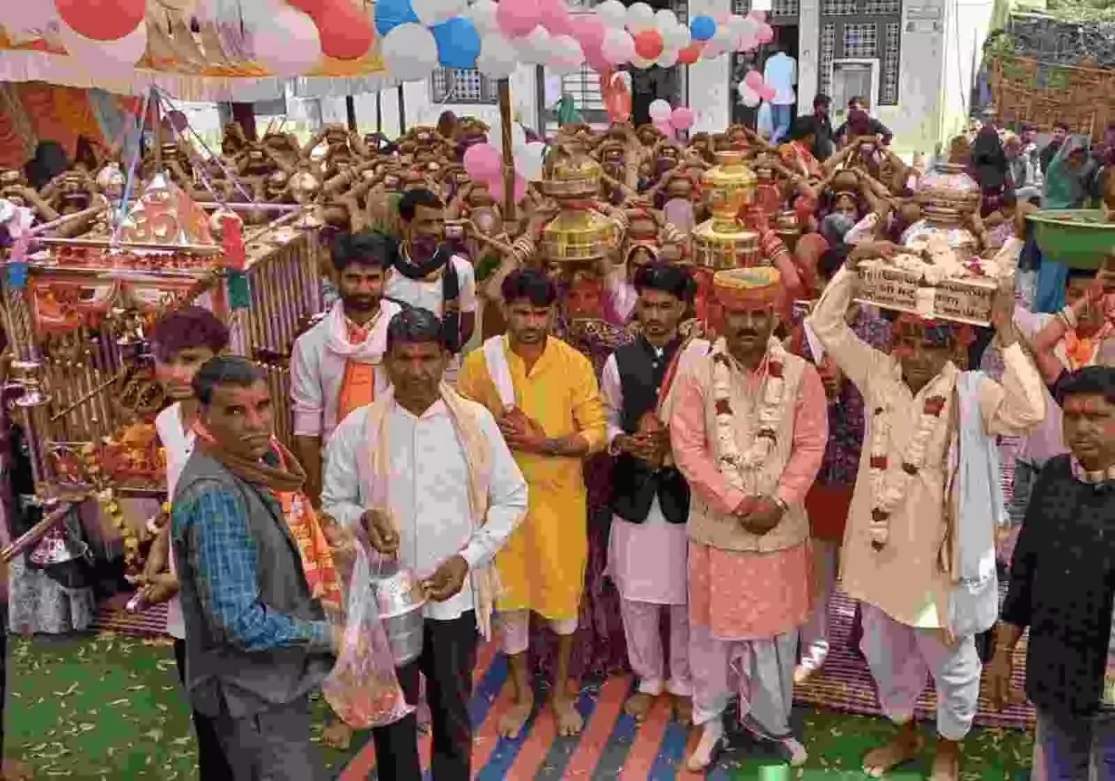 बारां के नयागांव चंद्रपुरिया में कलश यात्रा के दौरान सिर पर मंगल कलश रखे महिलाएं और श्रद्धालु। बारां के नयागांव चंद्रपुरिया में कलश यात्रा के दौरान सिर पर मंगल कलश रखे महिलाएं और श्रद्धालु।