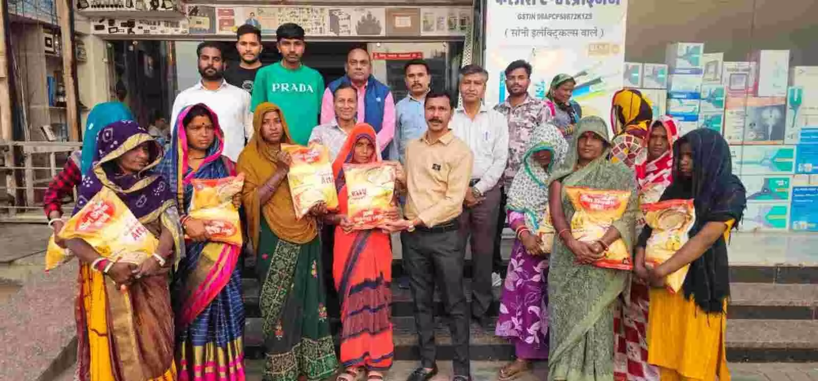 काशीपुरी रोड भीलवाड़ा में राजस्थान जन मंच अध्यक्ष कैलाश सोनी गरीब महिलाओं को आटे के कट्टे बांटते हुए। काशीपुरी रोड भीलवाड़ा में राजस्थान जन मंच अध्यक्ष कैलाश सोनी गरीब महिलाओं को आटे के कट्टे बांटते हुए।