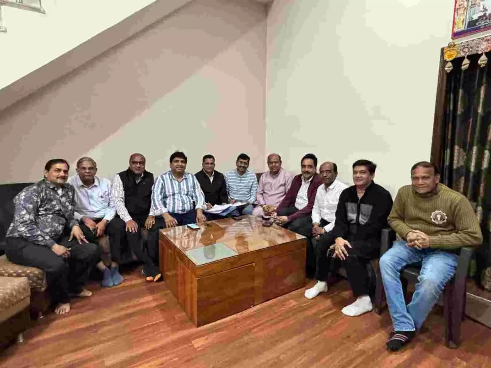 भीलवाड़ा में सनत जैन अजमेरा के निवास पर वीर सेवा संघ वर्किंग कमेटी बैठक में चर्चा करते पदाधिकारी। भीलवाड़ा में सनत जैन अजमेरा के निवास पर वीर सेवा संघ वर्किंग कमेटी बैठक में चर्चा करते पदाधिकारी।