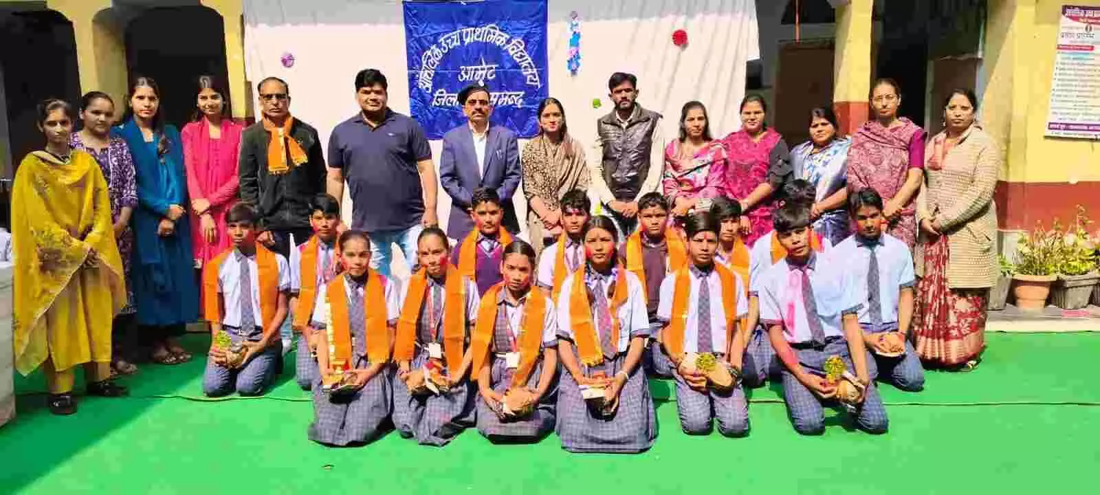 आमेट के आंचलिक विद्यालय में अतिथियों द्वारा छात्र को स्मृति चिह्न भेंट कर सम्मानित करने का दृश्य।