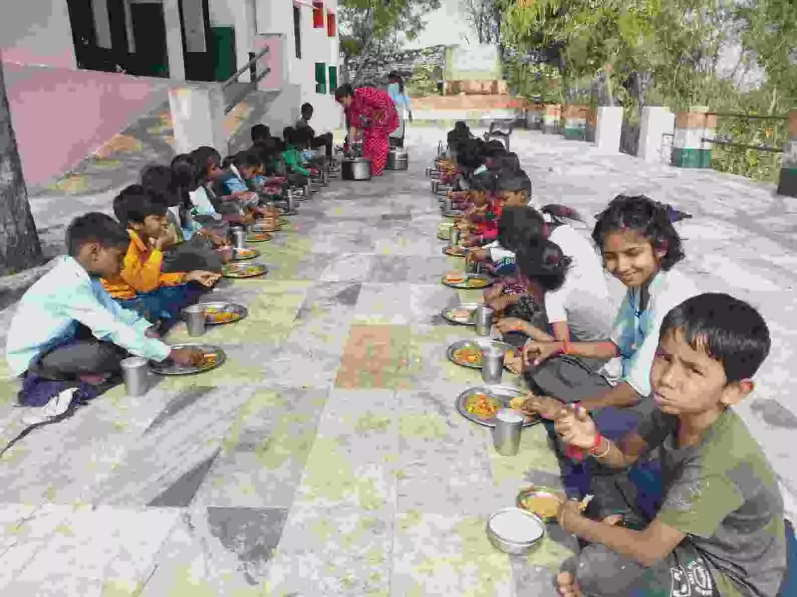 राजकीय प्राथमिक विद्यालय कोरना का वाडा में कृष्ण भोग प्रसाद ग्रहण करते बच्चे और विदाई समारोह में शामिल शिक्षक। राजकीय प्राथमिक विद्यालय कोरना का वाडा में कृष्ण भोग प्रसाद ग्रहण करते बच्चे और विदाई समारोह में शामिल शिक्षक।