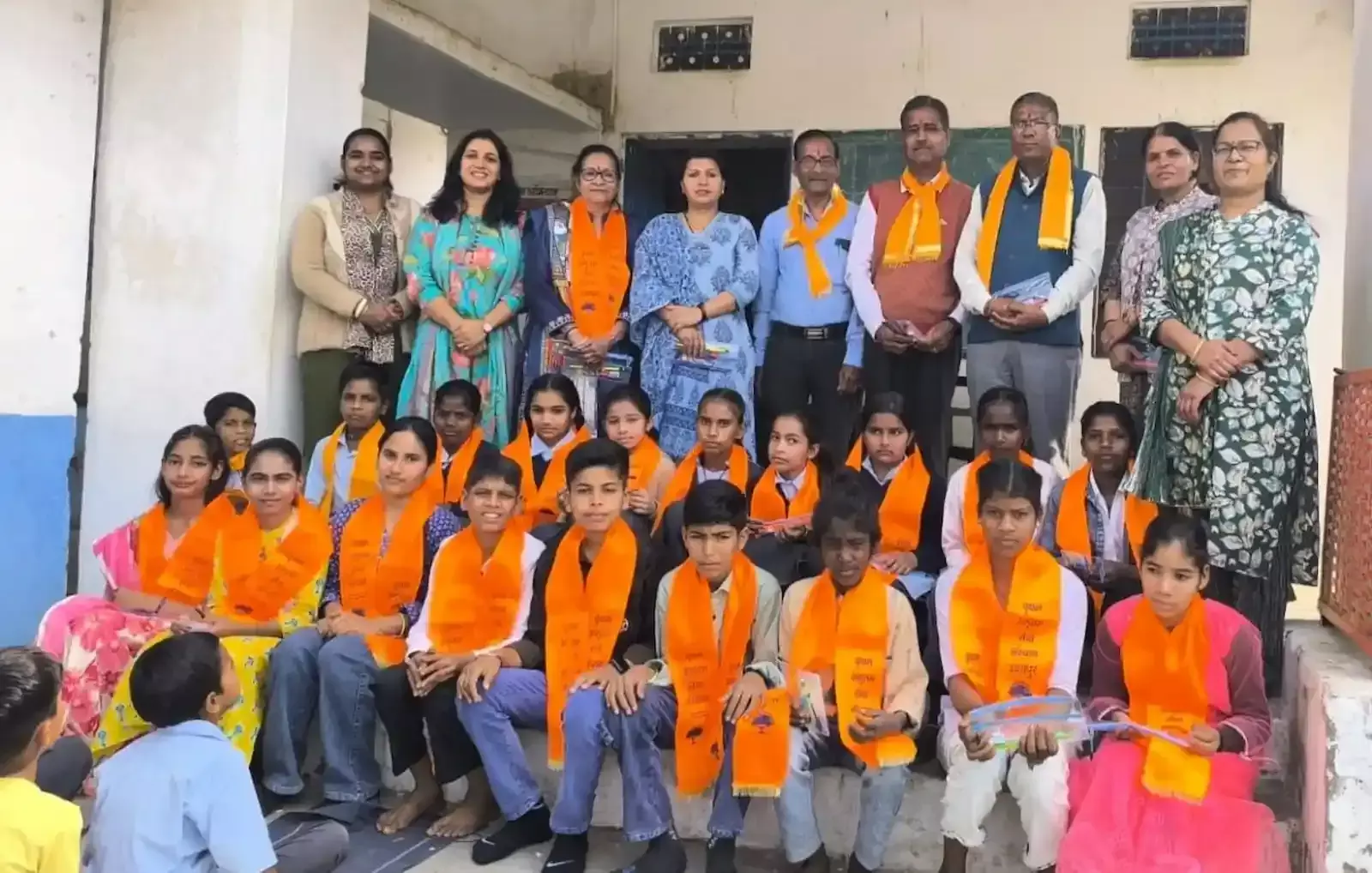 उदयपुर के राजकीय विद्यालय में छात्रों को स्टेशनरी किट बांटते वृक्षम अमृतम सेवा संस्थान के सदस्य। उदयपुर के राजकीय विद्यालय में छात्रों को स्टेशनरी किट बांटते वृक्षम अमृतम सेवा संस्थान के सदस्य।