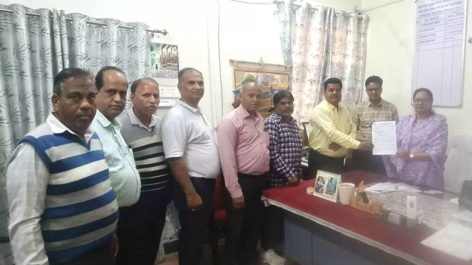 भीलवाड़ा में जिला शिक्षा अधिकारी कार्यालय के बाहर ज्ञापन सौंपते निजी शिक्षण संस्थान संघ के पदाधिकारी और सदस्य। भीलवाड़ा में जिला शिक्षा अधिकारी कार्यालय के बाहर ज्ञापन सौंपते निजी शिक्षण संस्थान संघ के पदाधिकारी और सदस्य।