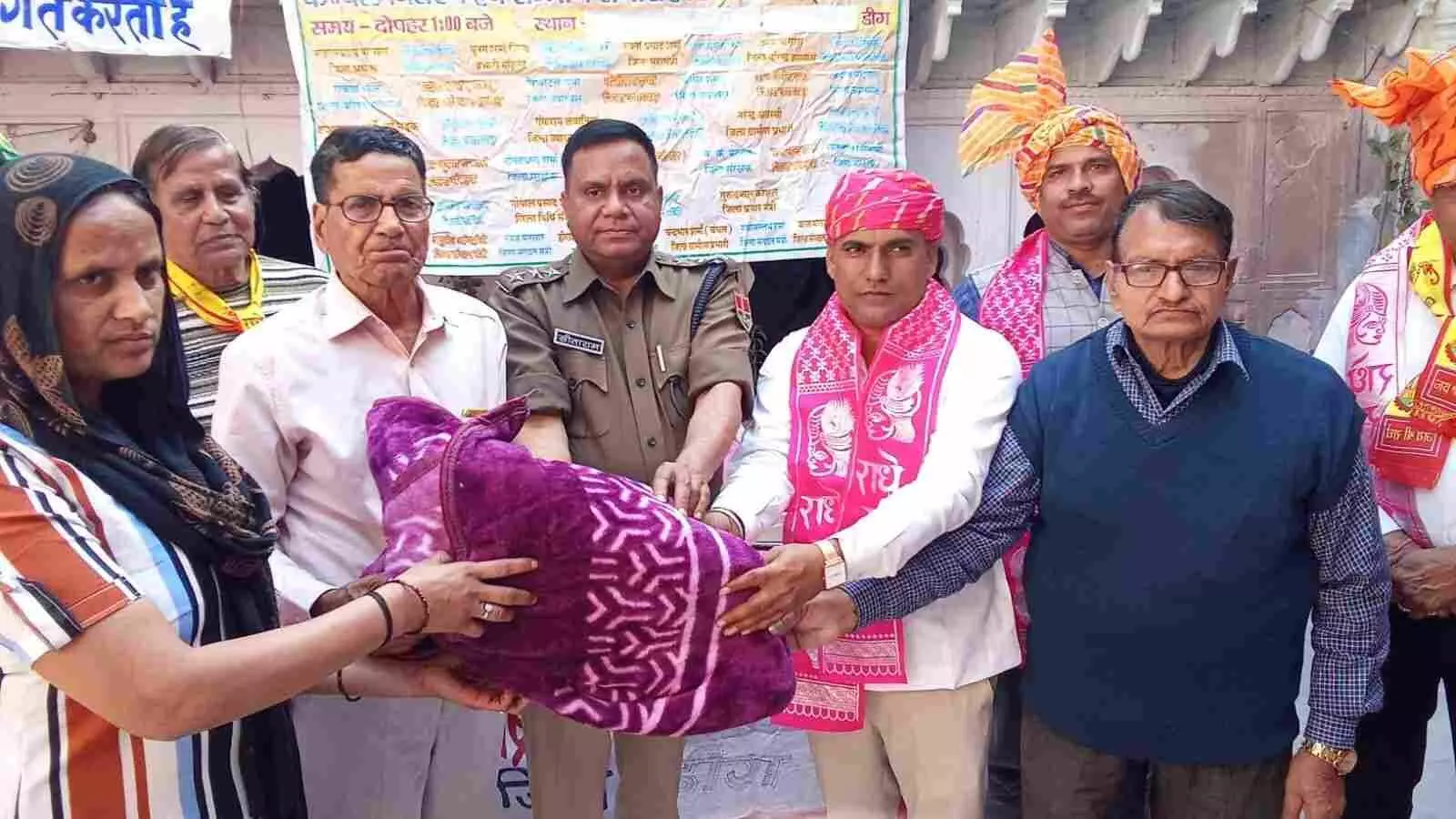 डीग में अखिल भारतीय ब्राह्मण महासभा के कार्यक्रम में अतिथि विधवा महिलाओं को कंबल वितरित कर रहे हैं। डीग में अखिल भारतीय ब्राह्मण महासभा के कार्यक्रम में अतिथि विधवा महिलाओं को कंबल वितरित कर रहे हैं।