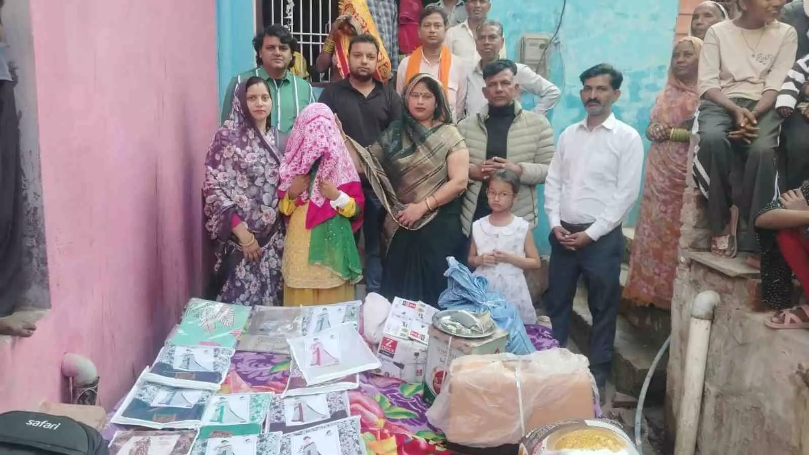 डीग में पूनम शर्मा और भामाशाहों द्वारा जरूरतमंद कन्याओं को विवाह उपहार स्वरूप सिलाई मशीन और घरेलू सामान देने का दृश्य। डीग में पूनम शर्मा और भामाशाहों द्वारा जरूरतमंद कन्याओं को विवाह उपहार स्वरूप सिलाई मशीन और घरेलू सामान देने का दृश्य।