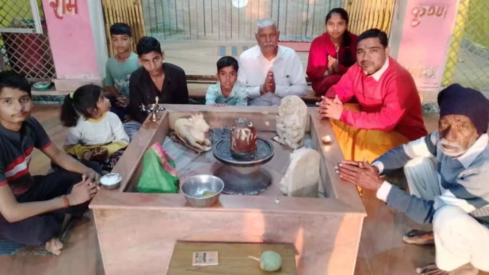 भुसावर के मंदिर में फाल्गुनी अमावस्या पर पूजा और तर्पण करते हुए श्रद्धालु।