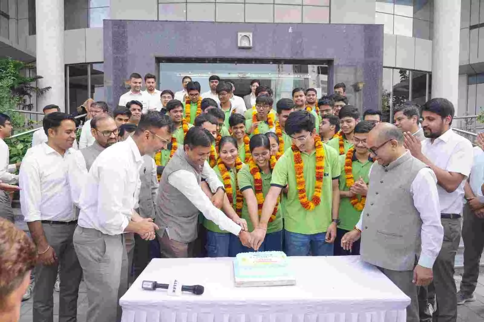 जेईई मेन 2026 परिणाम के बाद जयपुर में एलन करियर इंस्टीट्यूट के टॉपर्स अपनी मार्कशीट के साथ। जेईई मेन 2026 परिणाम के बाद जयपुर में एलन करियर इंस्टीट्यूट के टॉपर्स अपनी मार्कशीट के साथ।