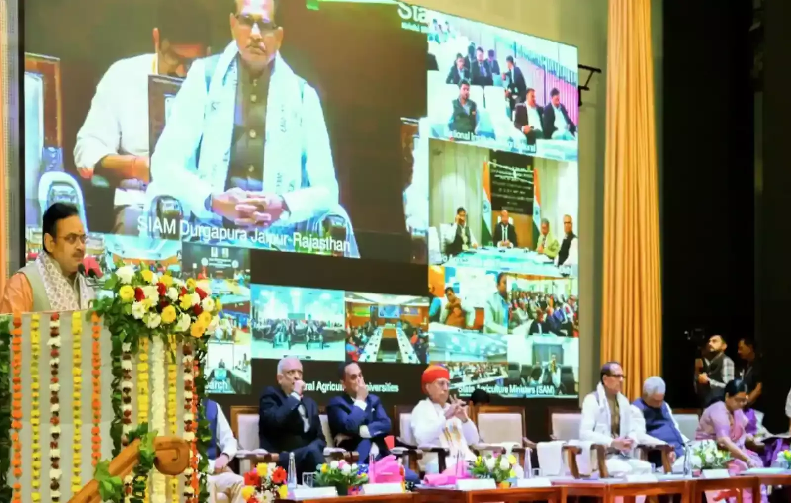 जयपुर में भारत विस्तार योजना के शुभारंभ कार्यक्रम के दौरान मंच पर बैठे हुए अतिथि और जनसमूह। जयपुर में भारत विस्तार योजना के शुभारंभ कार्यक्रम के दौरान मंच पर बैठे हुए अतिथि और जनसमूह।