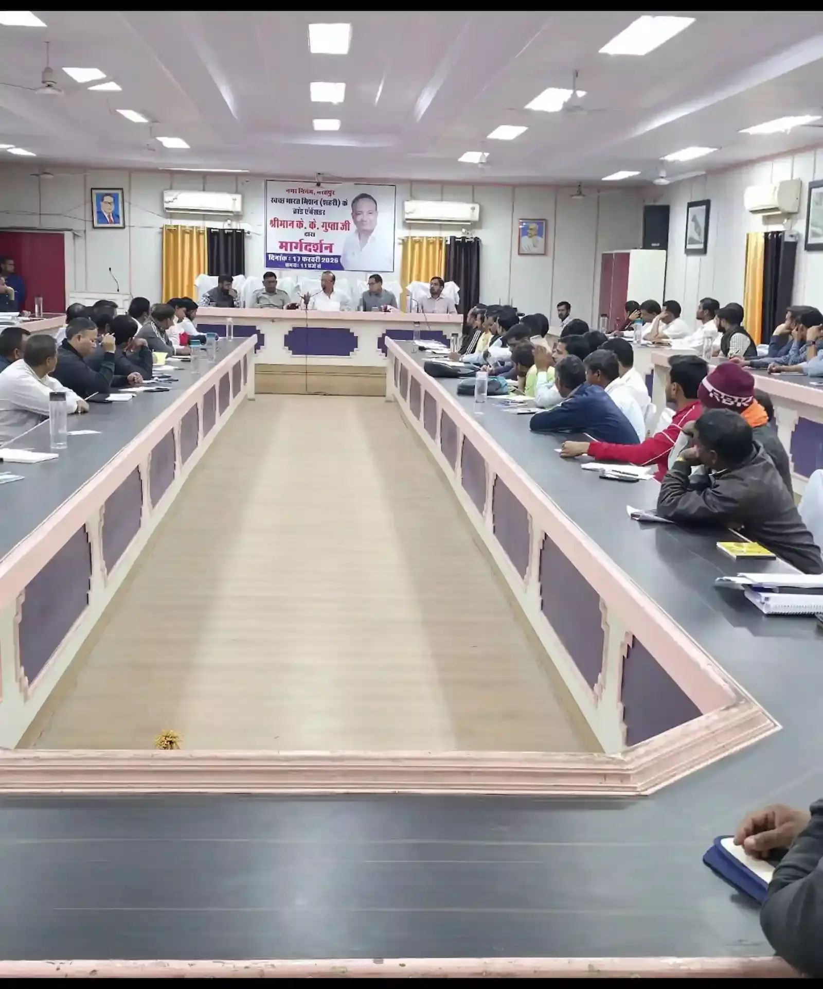 भरतपुर नगर निगम के सभागार में स्वच्छता बैठक के दौरान मौजूद अधिकारी और कर्मचारी। भरतपुर नगर निगम के सभागार में स्वच्छता बैठक के दौरान मौजूद अधिकारी और कर्मचारी।