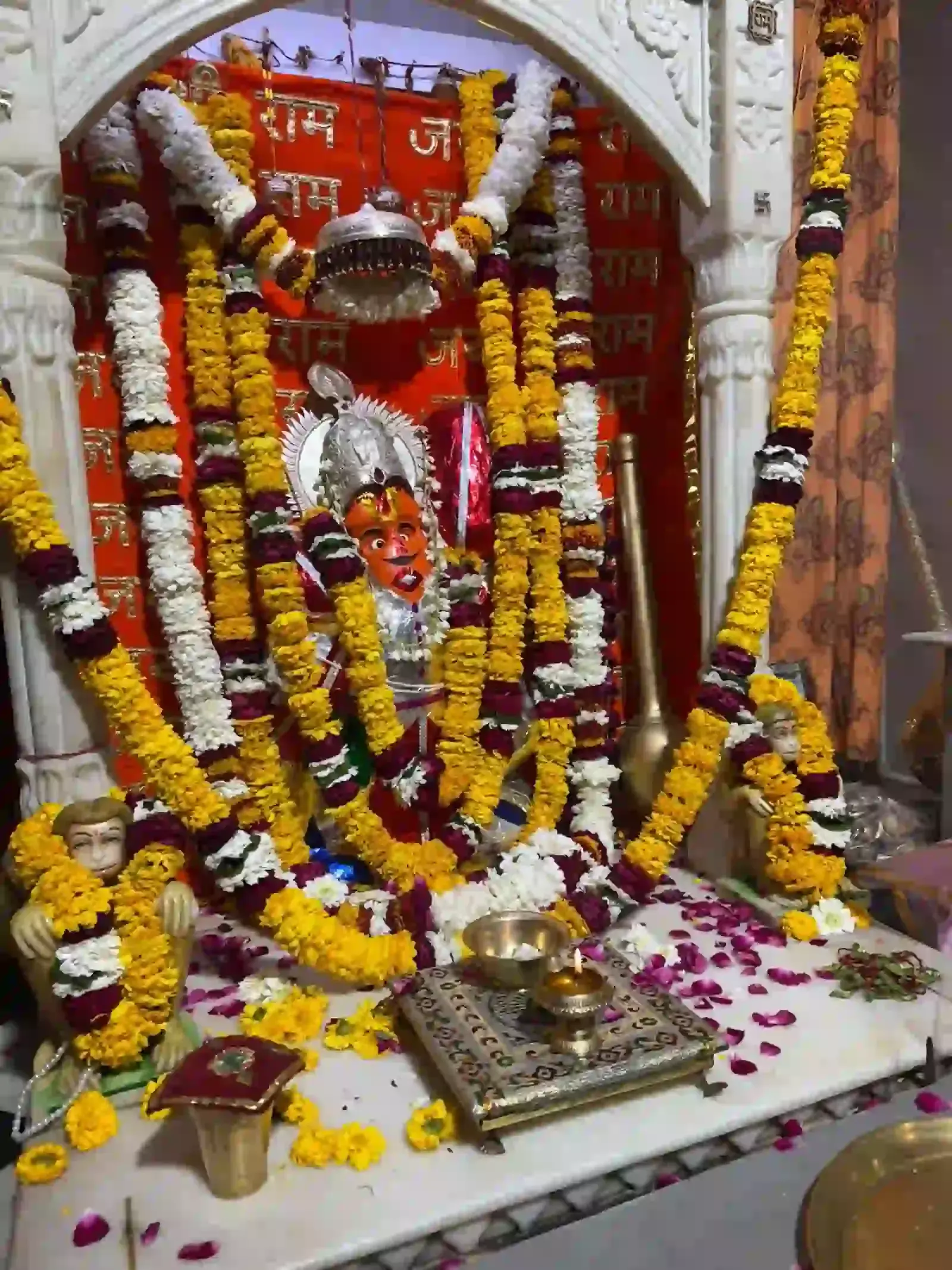 हाथोज धाम जयपुर में फूल मालाओं से श्रृंगारित श्री दक्षिण मुखी बालाजी महाराज की दिव्य प्रतिमा हाथोज धाम जयपुर में फूल मालाओं से श्रृंगारित श्री दक्षिण मुखी बालाजी महाराज की दिव्य प्रतिमा