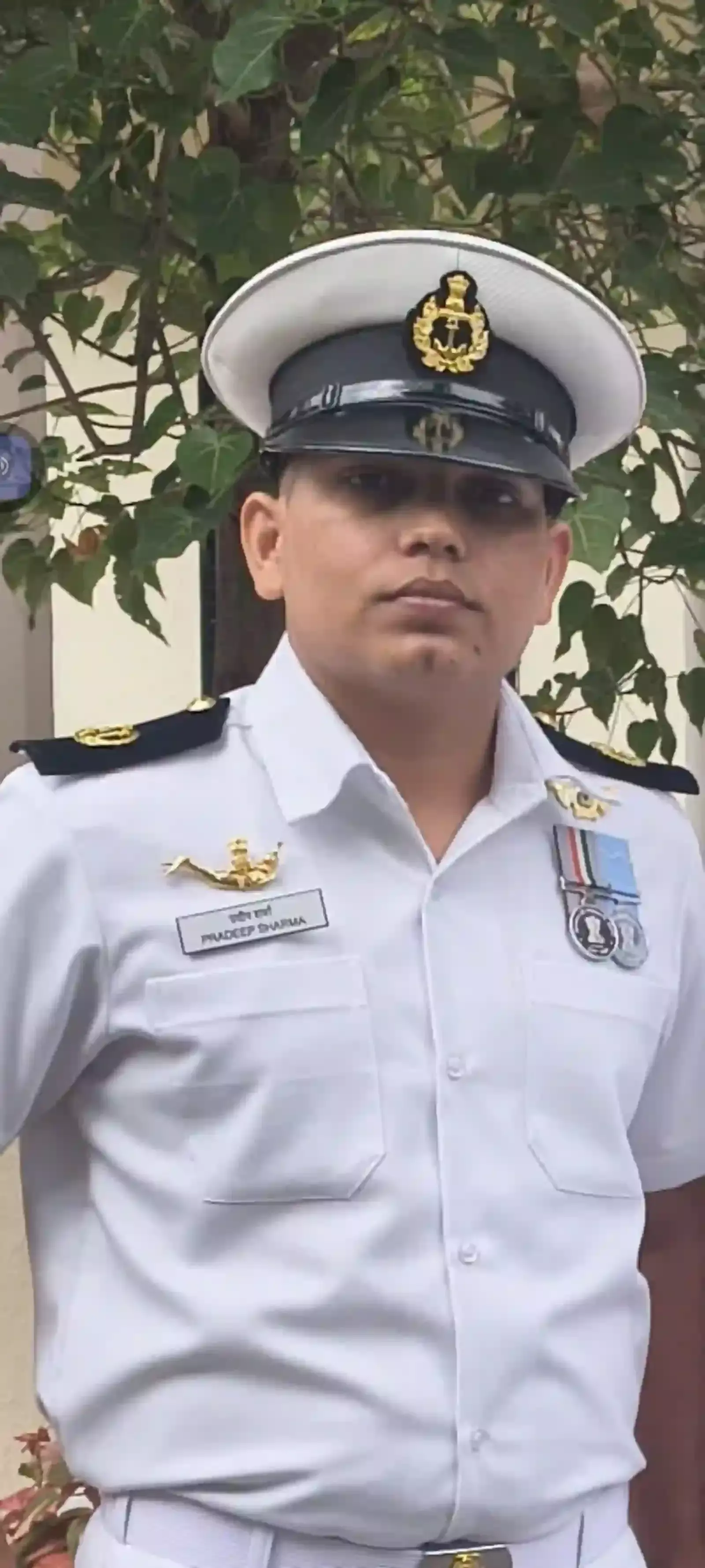 चेन्नई बंदरगाह पर समुद्र में गिरे ट्रक को निकालते हुए तटरक्षक गोताखोर प्रदीप शर्मा और उनकी बचाव टीम। चेन्नई बंदरगाह पर समुद्र में गिरे ट्रक को निकालते हुए तटरक्षक गोताखोर प्रदीप शर्मा और उनकी बचाव टीम।