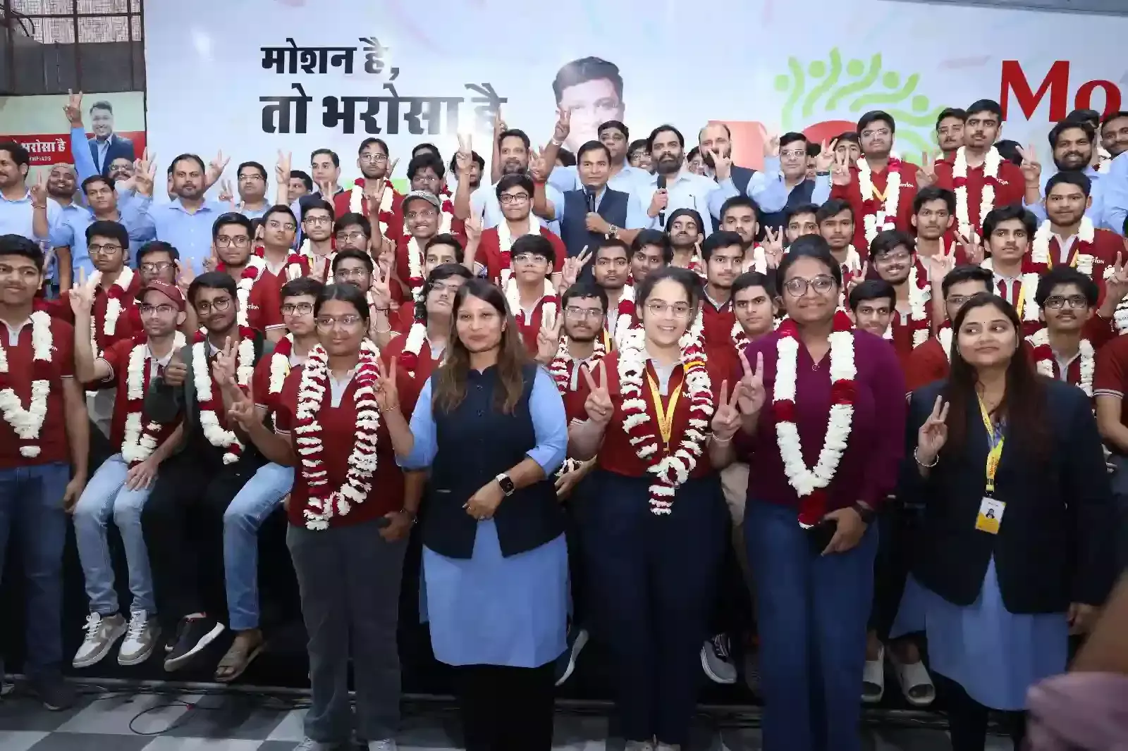 कोटा के द्रोणा कैंपस में जेईई मेन परीक्षा में सफल छात्र जीत का जश्न मनाते हुए दिख रहे हैं। कोटा के द्रोणा कैंपस में जेईई मेन परीक्षा में सफल छात्र जीत का जश्न मनाते हुए दिख रहे हैं।