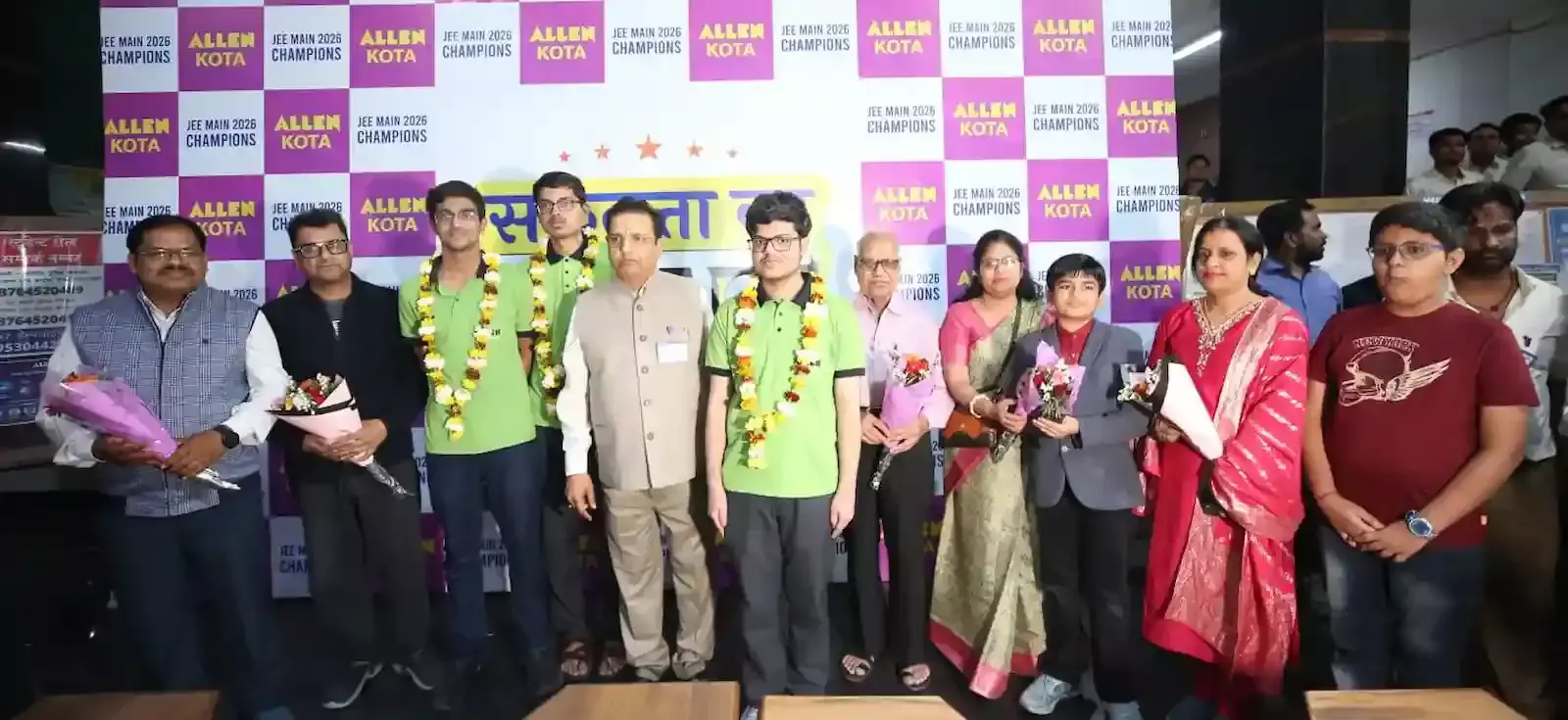 कोटा में जेईई-मेन परिणाम के बाद 100 पर्सेन्टाइलर छात्र एलन संस्थान के शिक्षकों के साथ सफलता साझा करते हुए। कोटा में जेईई-मेन परिणाम के बाद 100 पर्सेन्टाइलर छात्र एलन संस्थान के शिक्षकों के साथ सफलता साझा करते हुए।
