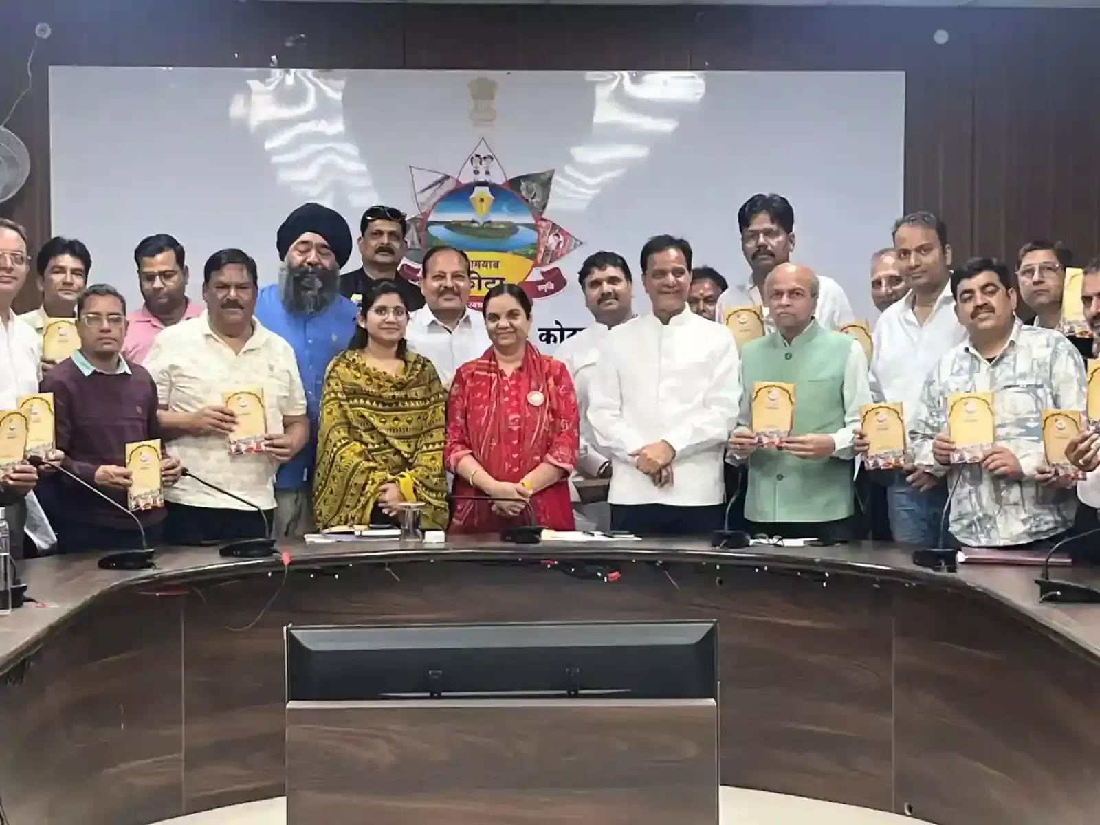 कलेक्ट्रेट सभागार में बैठक की अध्यक्षता करते जिला कलेक्टर और बैठे हुए व्यापार महासंघ के प्रतिनिधि। कलेक्ट्रेट सभागार में बैठक की अध्यक्षता करते जिला कलेक्टर और बैठे हुए व्यापार महासंघ के प्रतिनिधि।