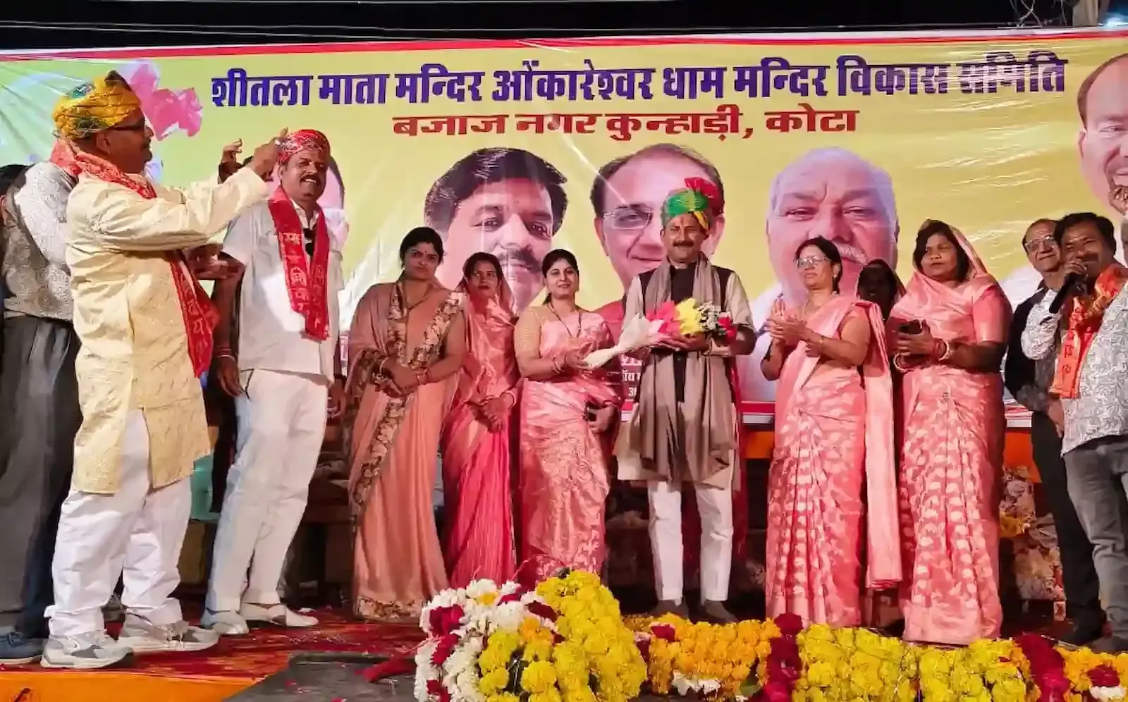 कोटा के बजाज नगर में कलश यात्रा के दौरान सिर पर मंगल कलश रखकर चलती महिलाएं। कोटा के बजाज नगर में कलश यात्रा के दौरान सिर पर मंगल कलश रखकर चलती महिलाएं।