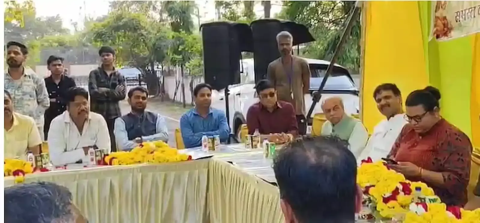कोटा में सर्राफा व्यापारियों द्वारा एसपी तेजस्विनी गौतम और पुलिस टीम का अभिनंदन समारोह आयोजित किया जा रहा है। कोटा में सर्राफा व्यापारियों द्वारा एसपी तेजस्विनी गौतम और पुलिस टीम का अभिनंदन समारोह आयोजित किया जा रहा है।
