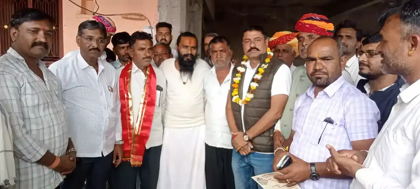 शिव नाल महादेव मंदिर में रावणा राजपूत समाज की बैठक में उपस्थित नवनियुक्त पदाधिकारी और समाज बंधु।
