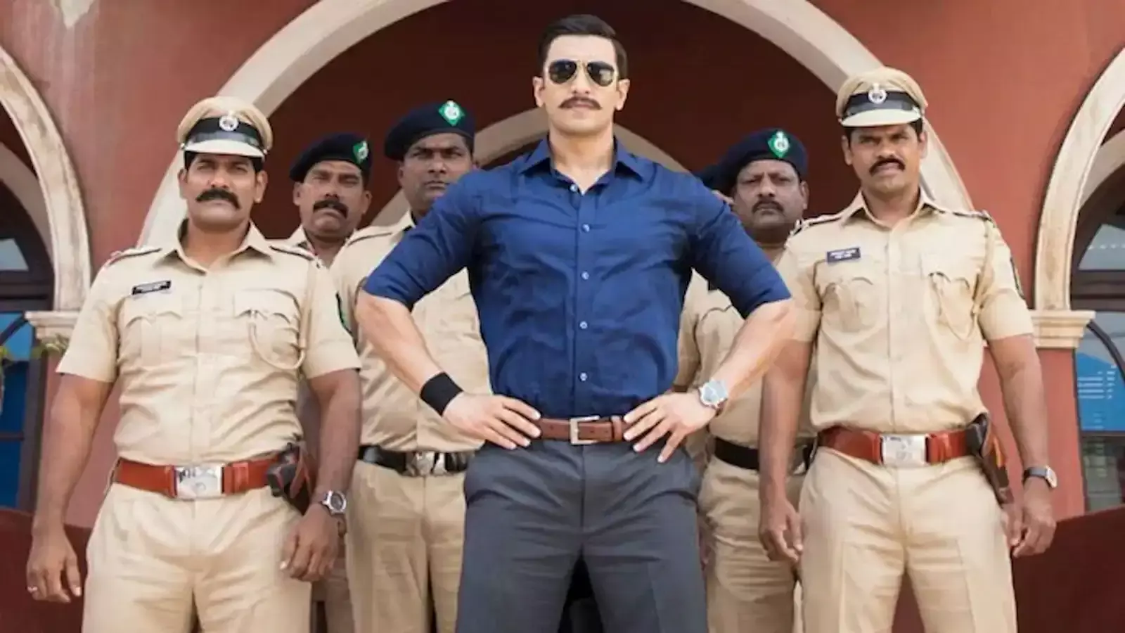 मुंबई पुलिस मुख्यालय के बाहर सुरक्षा घेरे में तैनात पुलिसकर्मी और अधिकारी जांच के संदर्भ में। मुंबई पुलिस मुख्यालय के बाहर सुरक्षा घेरे में तैनात पुलिसकर्मी और अधिकारी जांच के संदर्भ में।