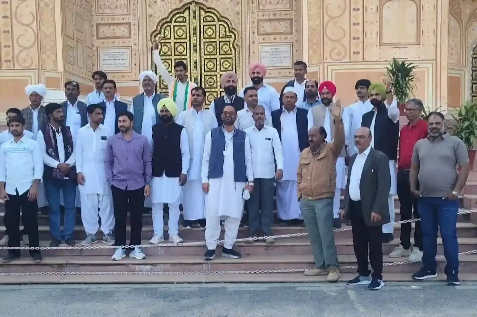 जयपुर के बिड़ला ऑडिटोरियम में पैगाम-ए-मोहब्बत सम्मेलन के दौरान मंच पर बैठे कांग्रेस नेता और कार्यकर्ता।