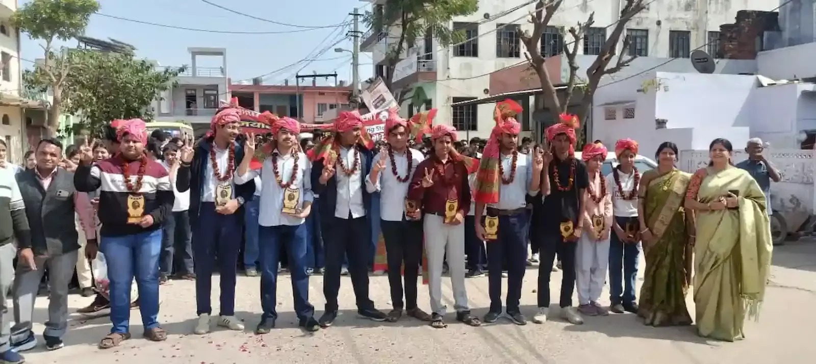 निर्मल एकेडमी हिंडौन सिटी में जेईई मेन परीक्षा के सफल विद्यार्थी सम्मान समारोह के दौरान एक साथ खड़े हैं। निर्मल एकेडमी हिंडौन सिटी में जेईई मेन परीक्षा के सफल विद्यार्थी सम्मान समारोह के दौरान एक साथ खड़े हैं।