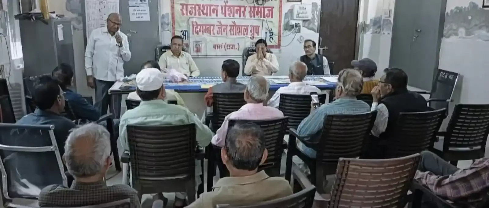 बारां में दिगंबर जैन सोशल ग्रुप के पदाधिकारी मंच पर पेंशनर्स को स्वास्थ्य किट वितरित करते हुए। बारां में दिगंबर जैन सोशल ग्रुप के पदाधिकारी मंच पर पेंशनर्स को स्वास्थ्य किट वितरित करते हुए।