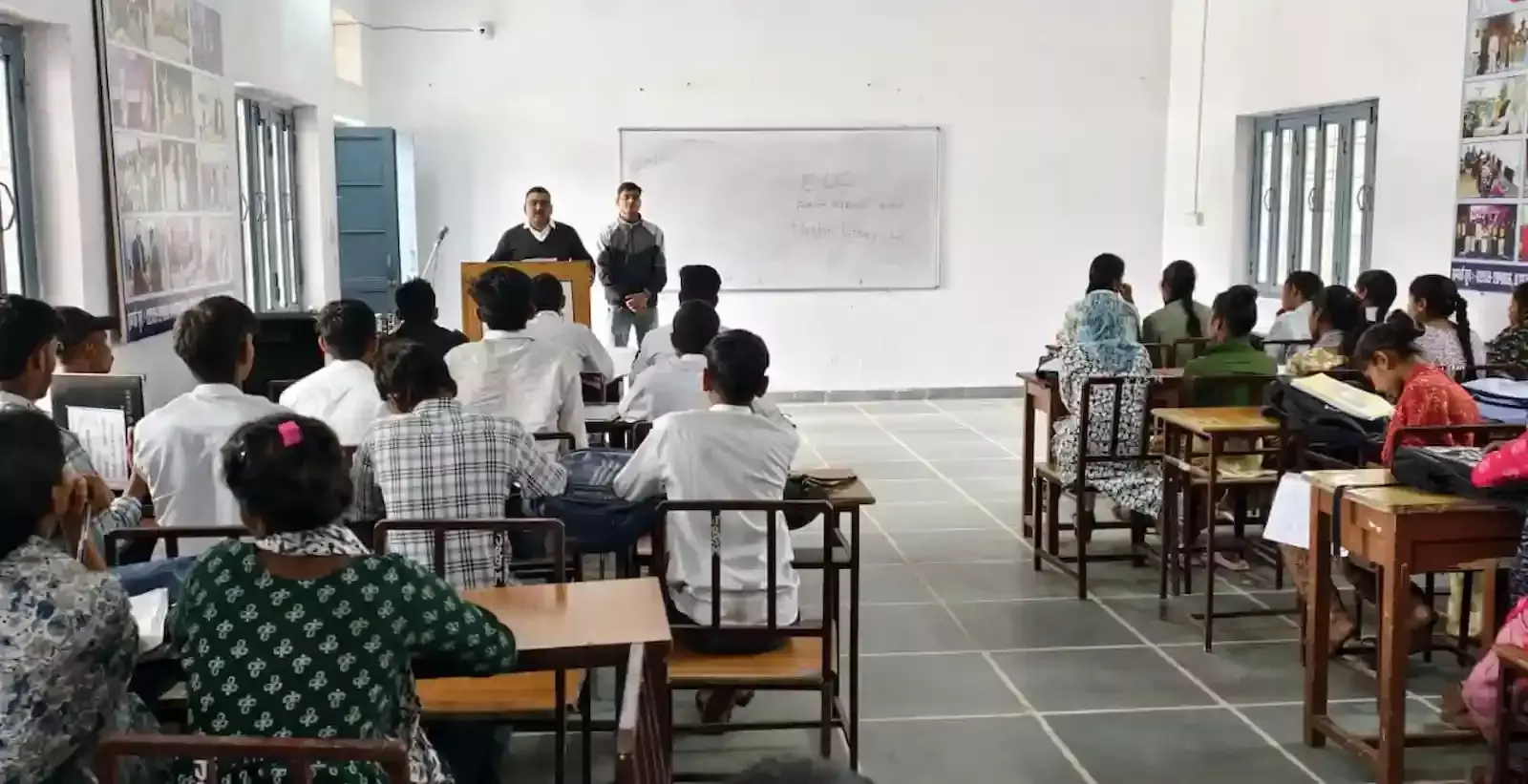 जे.आर शर्मा महाविद्यालय झाड़ोल में निर्वाचन साक्षरता क्लब के जागरूकता कार्यक्रम में छात्र मतदान की शपथ लेते हुए। जे.आर शर्मा महाविद्यालय झाड़ोल में निर्वाचन साक्षरता क्लब के जागरूकता कार्यक्रम में छात्र मतदान की शपथ लेते हुए।