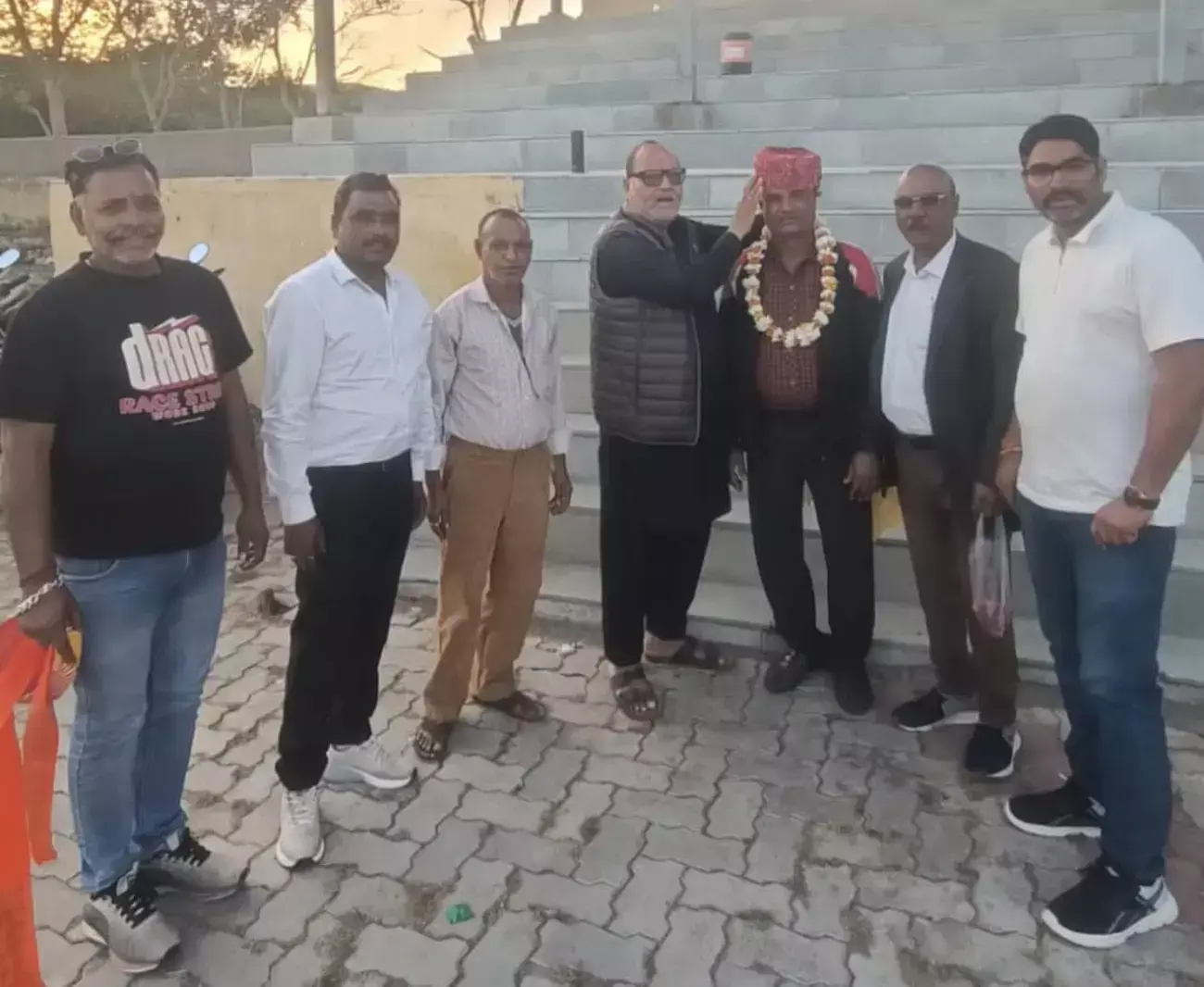 आमेट में कांग्रेस कच्ची बस्ती प्रकोष्ठ के नवनियुक्त नगर अध्यक्ष मोहनलाल रेगर समर्थकों के साथ।