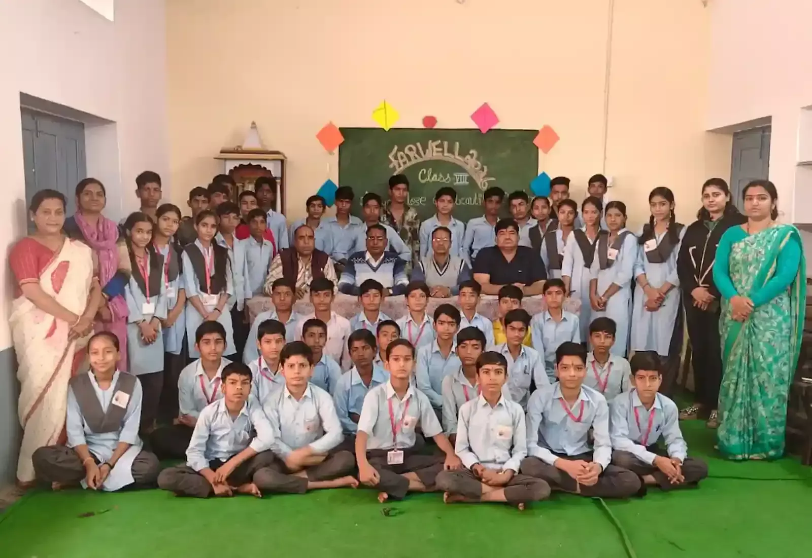 पीएम श्री विद्यालय आमेट के सभागार में परीक्षा तैयारी कार्यशाला में बैठे विद्यार्थी और शिक्षक।