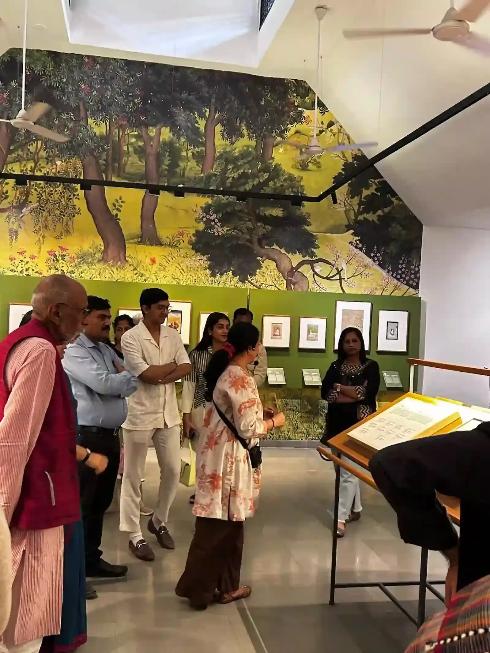 अहमदाबाद के एलडी संग्रहालय में प्रदर्शित प्राचीन प्राकृतिक रंगों और पहाड़ी शैली की लघु चित्रकला का दृश्य। अहमदाबाद के एलडी संग्रहालय में प्रदर्शित प्राचीन प्राकृतिक रंगों और पहाड़ी शैली की लघु चित्रकला का दृश्य।