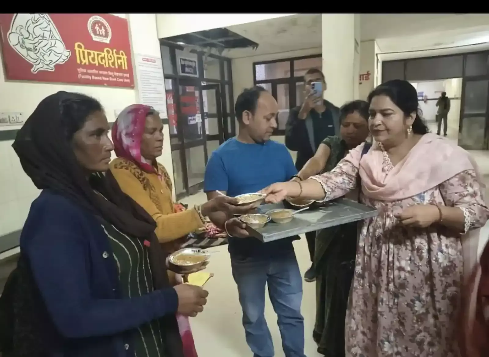 बारां राजकीय अस्पताल के वार्ड में मरीजों को खिचड़ी वितरित करते सेवा सदन के सदस्य। बारां राजकीय अस्पताल के वार्ड में मरीजों को खिचड़ी वितरित करते सेवा सदन के सदस्य।