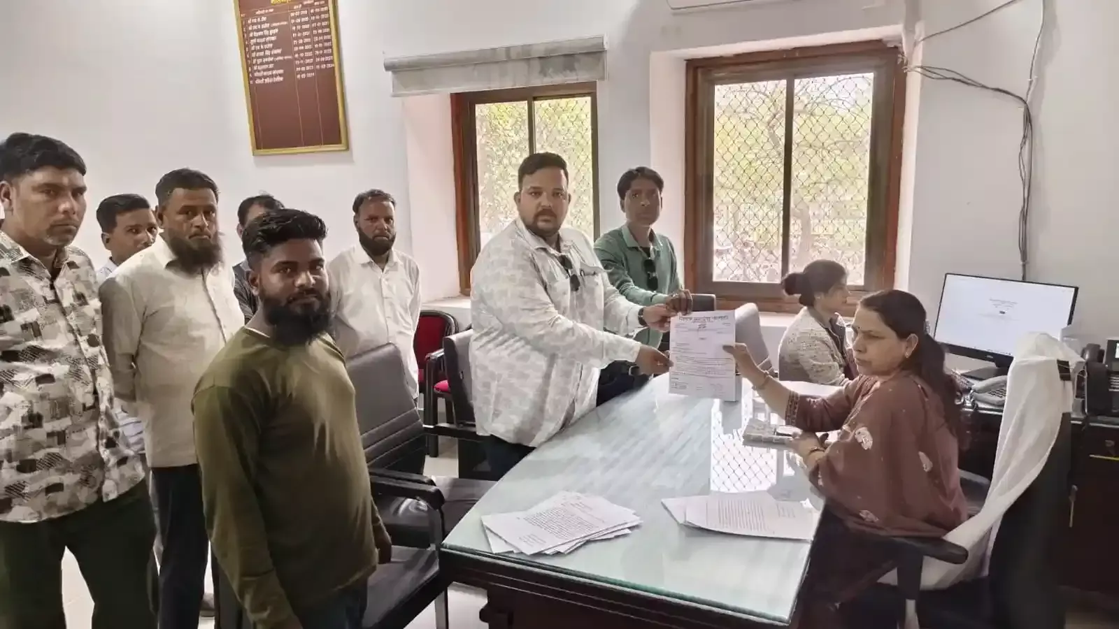 भीलवाड़ा कलेक्ट्रेट में निसार सिलावट और श्रमिक समूह छात्रवृत्ति भुगतान हेतु ज्ञापन सौंपते हुए। भीलवाड़ा कलेक्ट्रेट में निसार सिलावट और श्रमिक समूह छात्रवृत्ति भुगतान हेतु ज्ञापन सौंपते हुए।