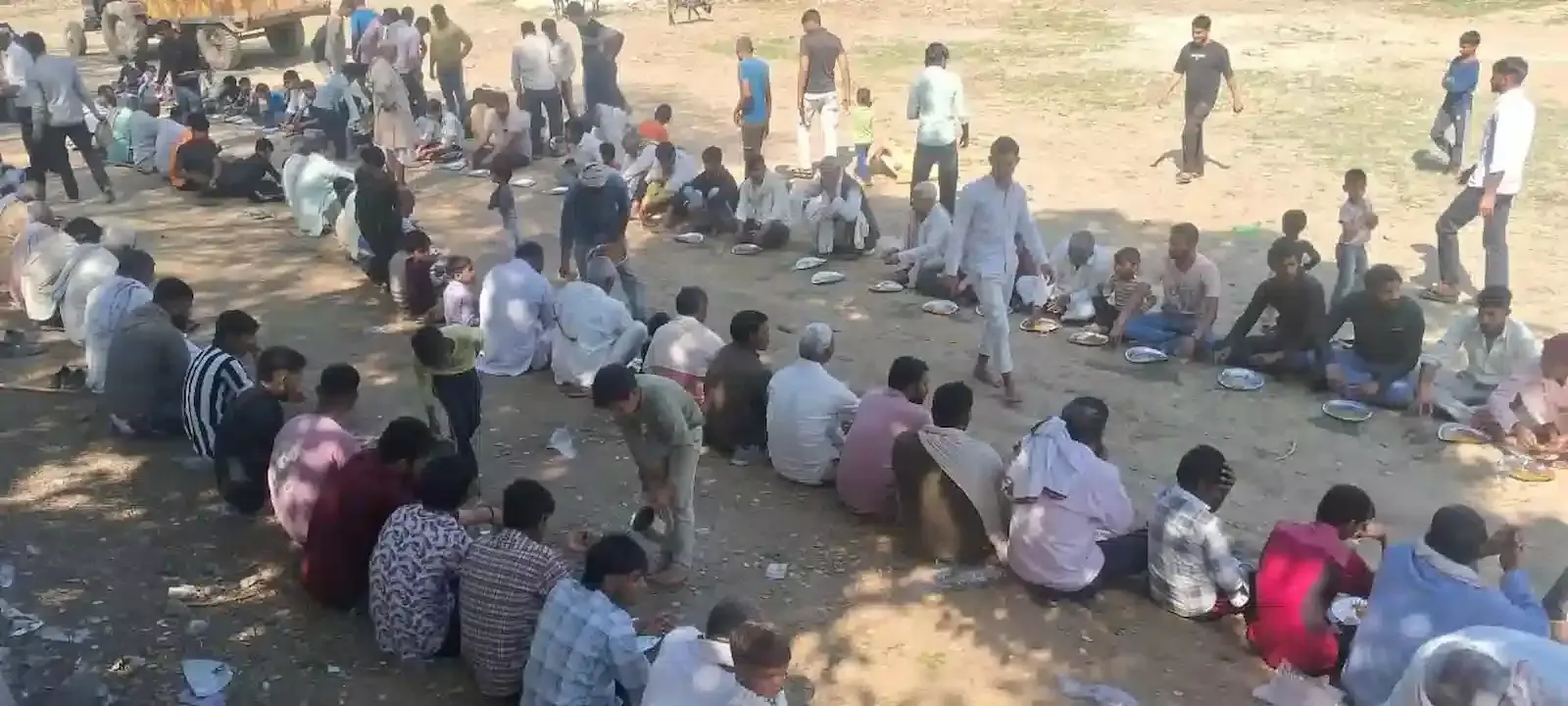 घरवारी के प्राचीन राधाकृष्ण मंदिर में विशाल भंडारे के दौरान प्रसादी ग्रहण करते श्रद्धालु और ग्रामीण।