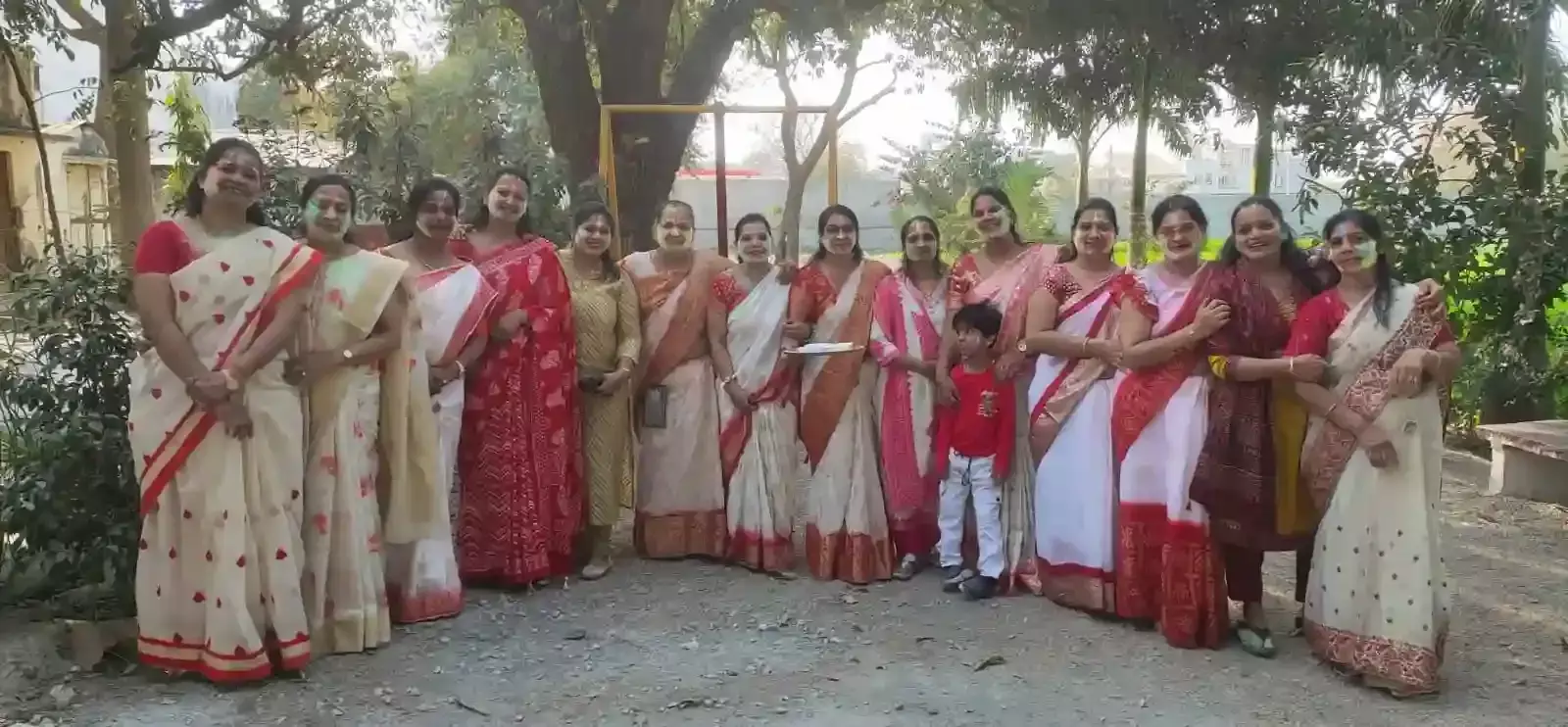 चपलोत फार्म हाउस निंबाहेड़ा में फाग उत्सव कार्यक्रम के दौरान समूह में खड़ी पद्मिनी वीरा ग्रुप की महिला सदस्य। चपलोत फार्म हाउस निंबाहेड़ा में फाग उत्सव कार्यक्रम के दौरान समूह में खड़ी पद्मिनी वीरा ग्रुप की महिला सदस्य।