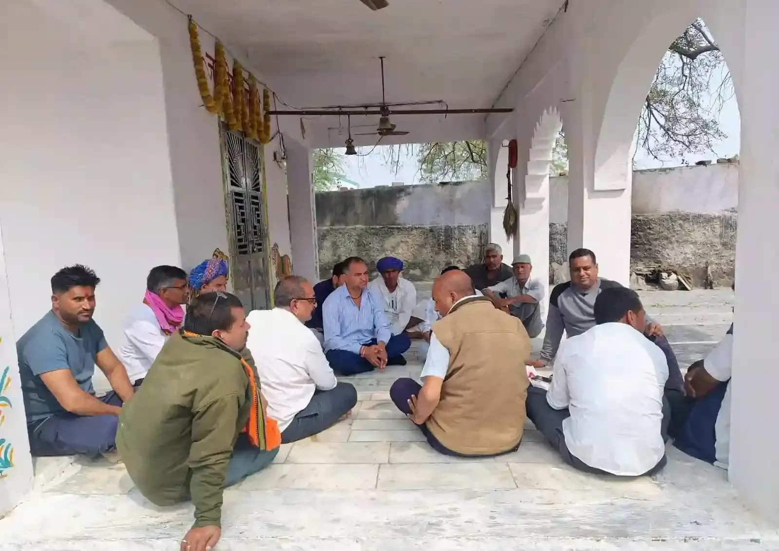 देवरी माताजी मंदिर बामन टुकड़ा में महोत्सव की तैयारी हेतु बैठक करते श्रद्धालु और ग्रामीण।