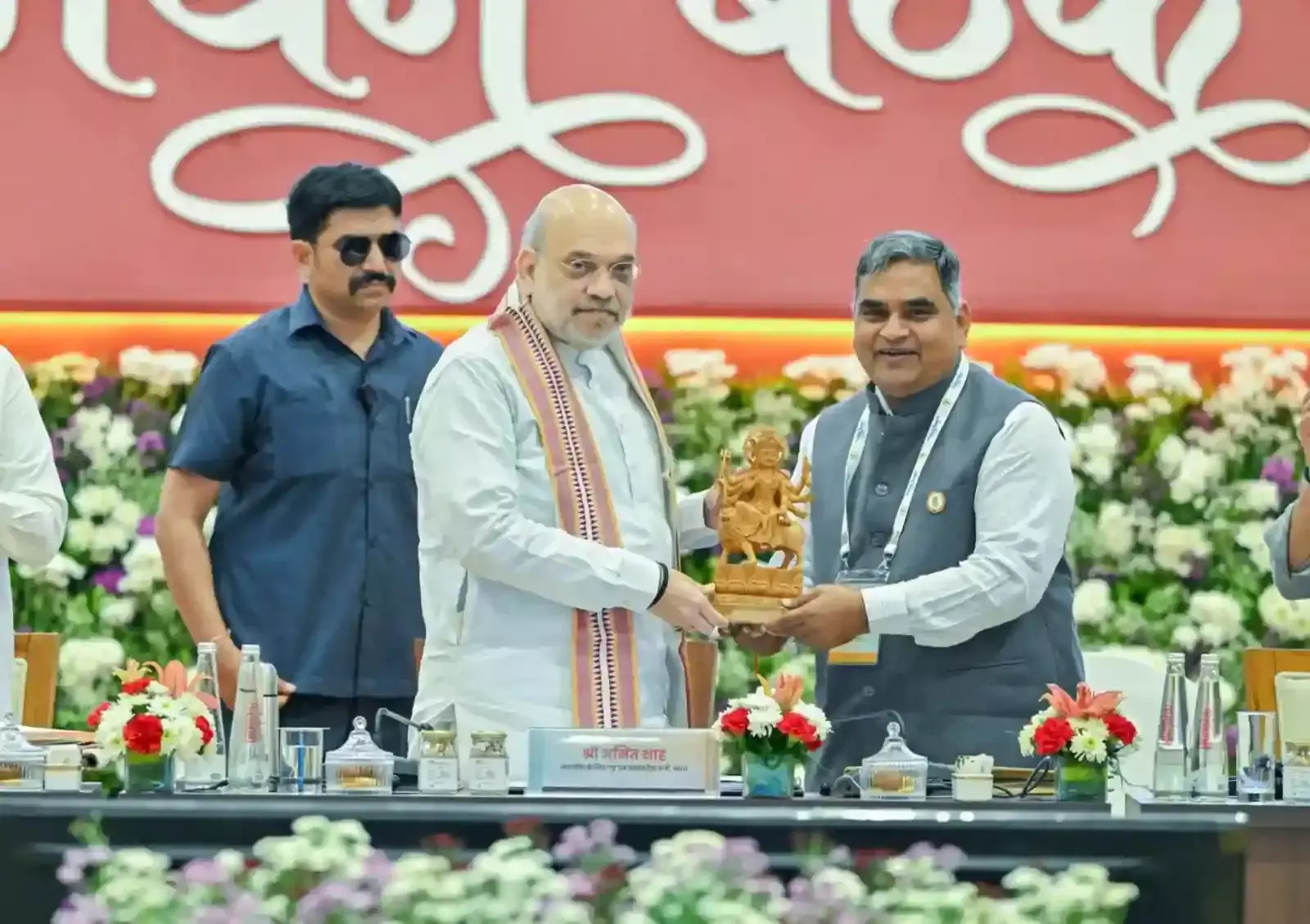 गांधीनगर में सहकार मंथन बैठक के दौरान मंच पर संबोधित करते केन्द्रीय मंत्री अमित शाह और उपस्थित प्रतिनिधि।