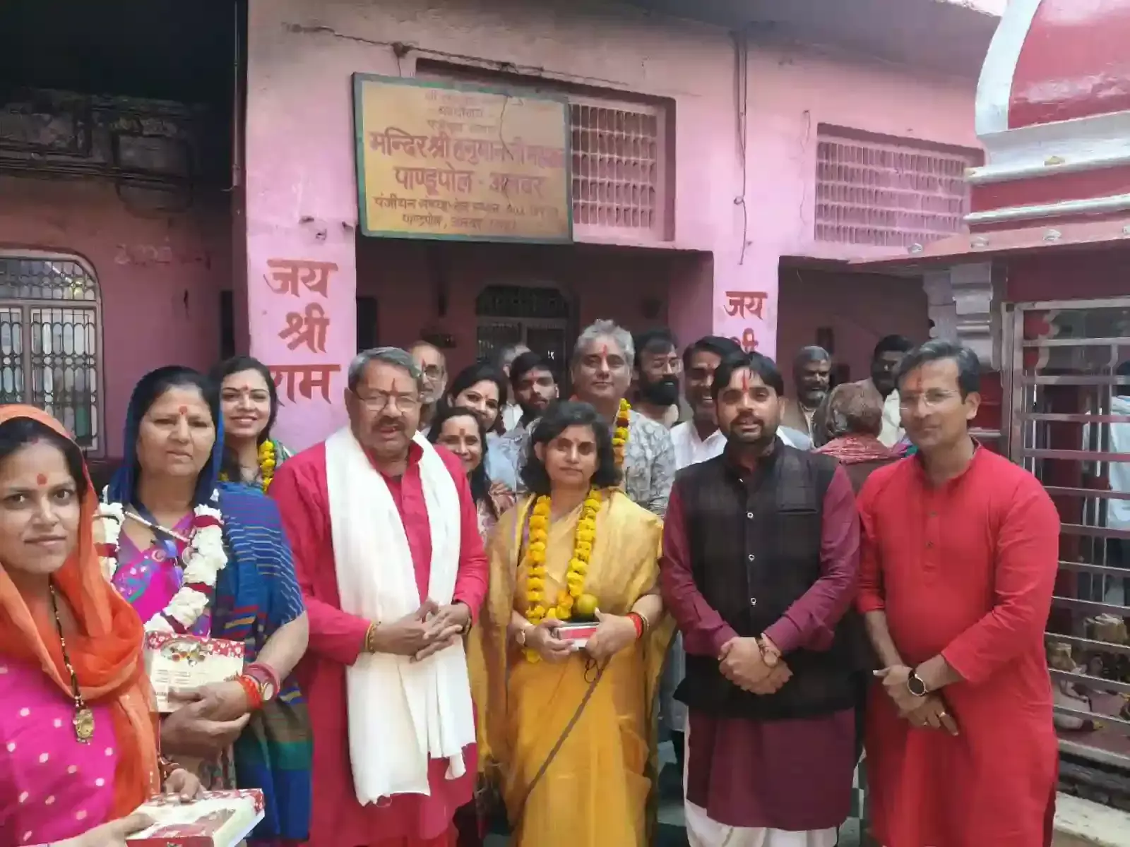 सरिस्का के पांडुपोल मंदिर में साहित्यिक सत्र के दौरान मंच पर बोलतीं लेखिका अंशु हर्ष।