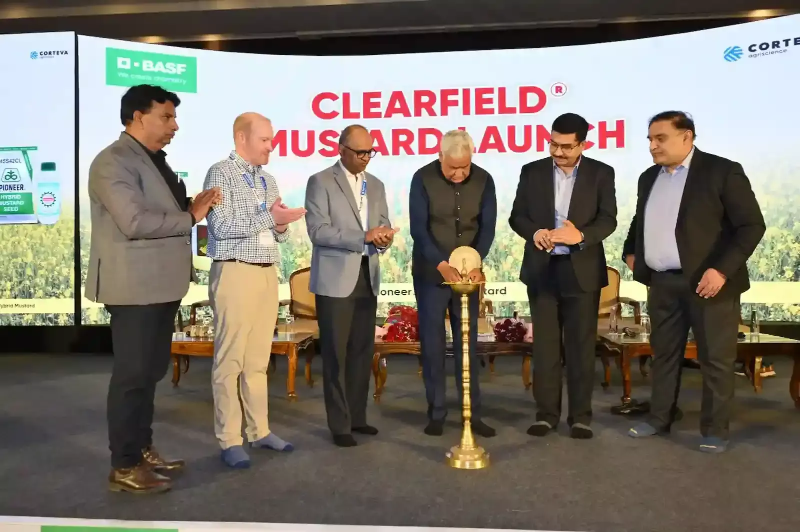 जयपुर में नई क्लियरफील्ड सरसों तकनीक के लॉन्च के दौरान कंपनी प्रतिनिधि और कृषि विशेषज्ञ चर्चा करते हुए।