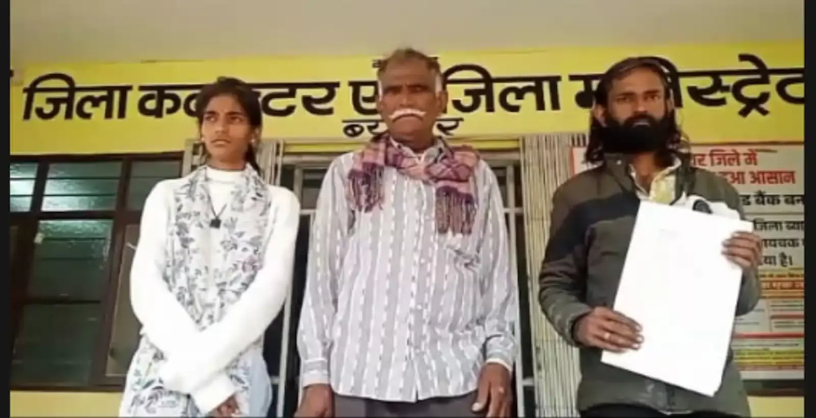 ब्यावर जिला कलेक्ट्रेट में पुलिस कार्रवाई की मांग को लेकर ज्ञापन सौंपती हुई महिला प्रार्थिया। ब्यावर जिला कलेक्ट्रेट में पुलिस कार्रवाई की मांग को लेकर ज्ञापन सौंपती हुई महिला प्रार्थिया।
