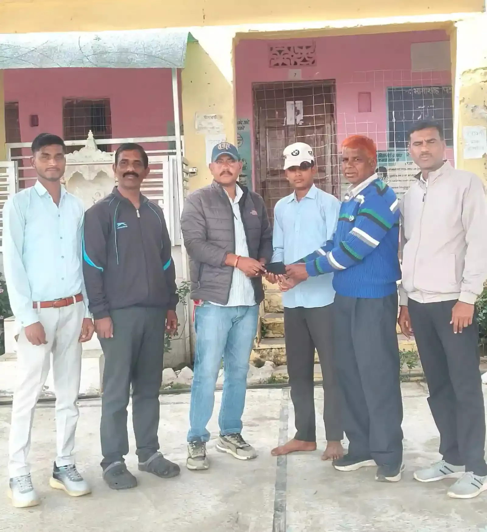 डीडवाना स्कूल में छात्र विकास सालवी और शिक्षक अशोक कुमार मीणा व्यक्ति को उसका खोया हुआ पर्स लौटाते हुए। डीडवाना स्कूल में छात्र विकास सालवी और शिक्षक अशोक कुमार मीणा व्यक्ति को उसका खोया हुआ पर्स लौटाते हुए।