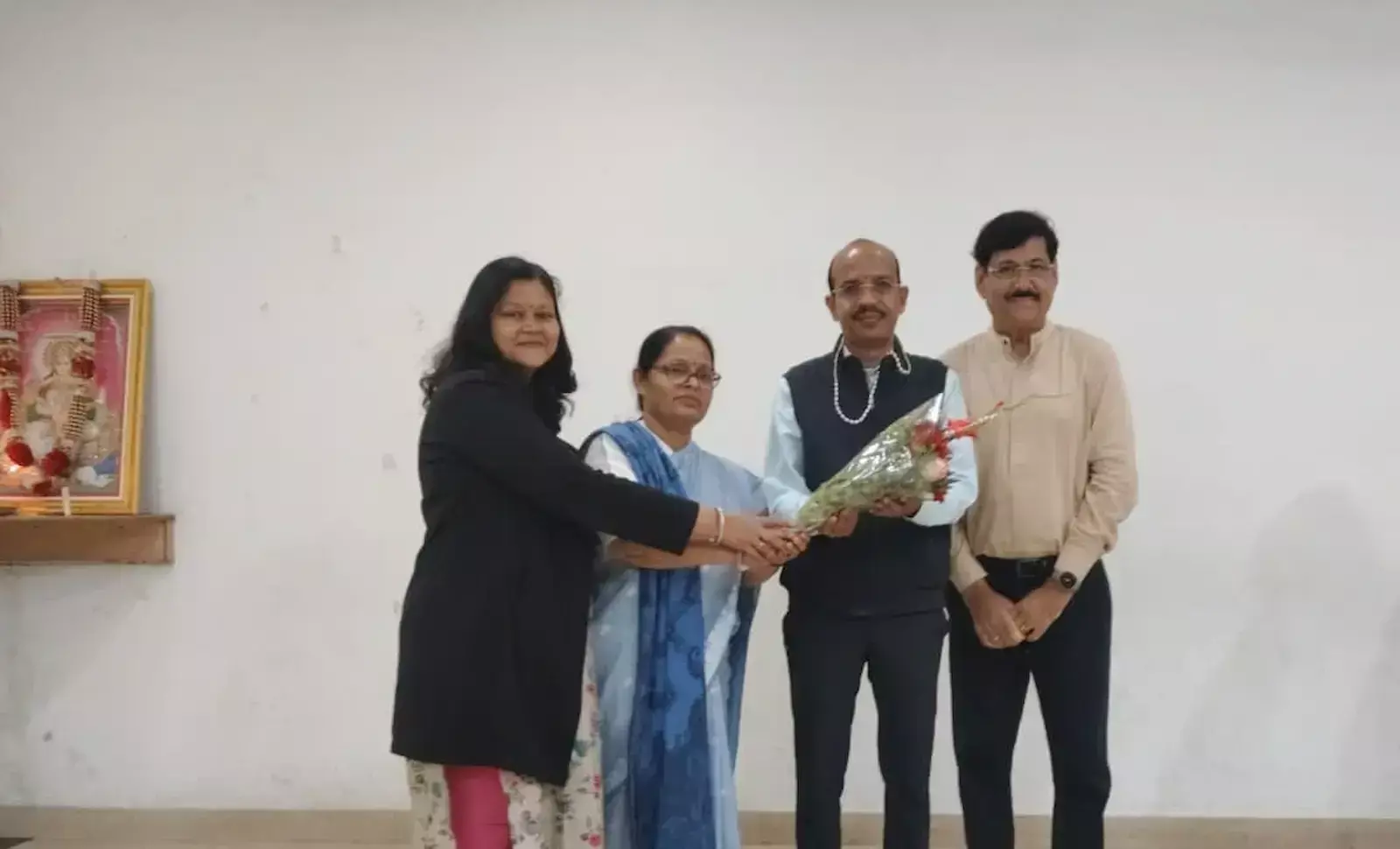 अकलंक कॉलेज कोटा में साइबर सुरक्षा कार्यक्रम के दौरान दीप प्रज्वलित करते अतिथि और शिक्षक। अकलंक कॉलेज कोटा में साइबर सुरक्षा कार्यक्रम के दौरान दीप प्रज्वलित करते अतिथि और शिक्षक।