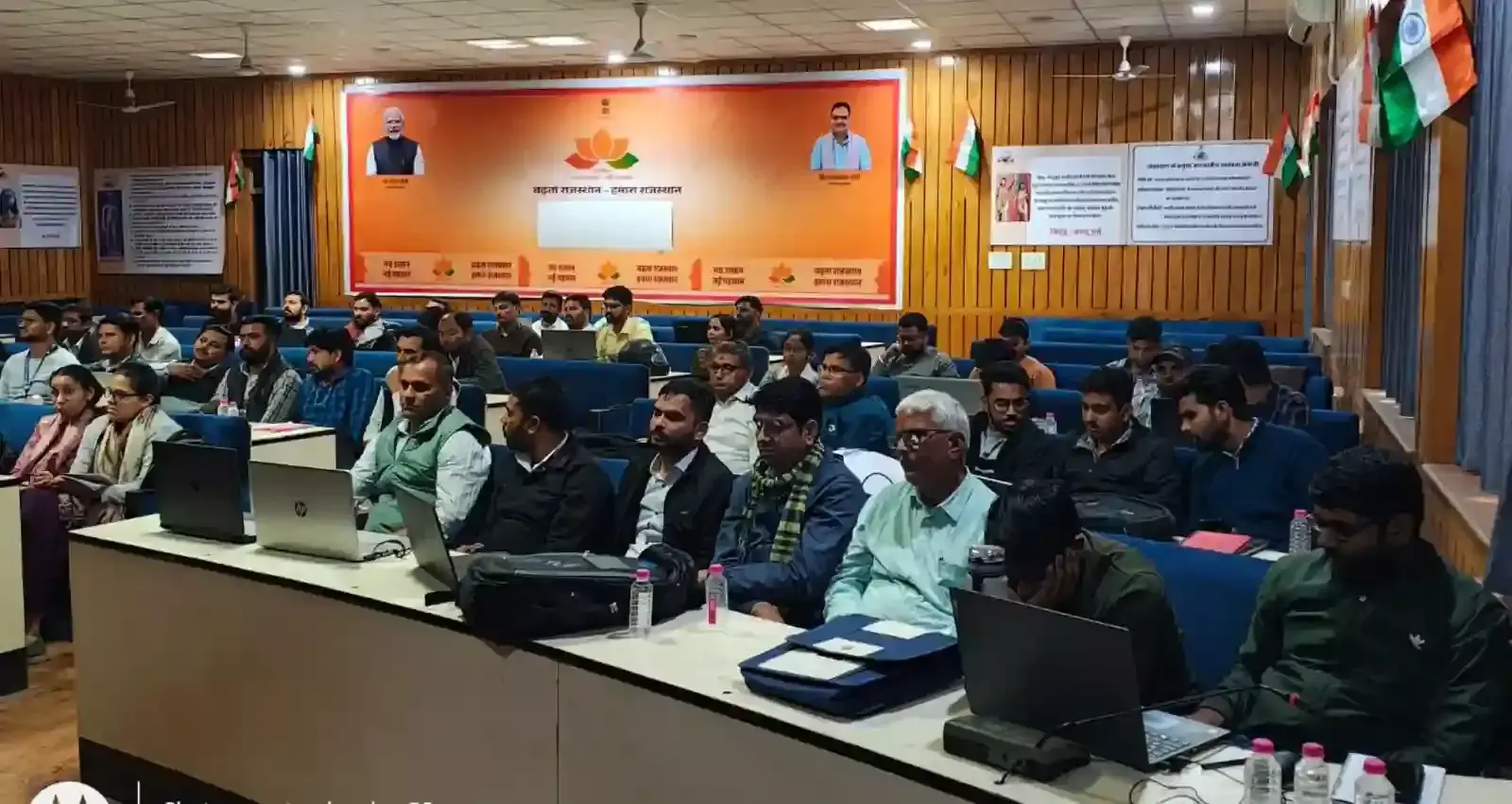 जयपुर जिला परिषद सभागार में जनगणना-2027 हेतु डिजिटल तकनीक का प्रशिक्षण लेते सरकारी कर्मचारी।