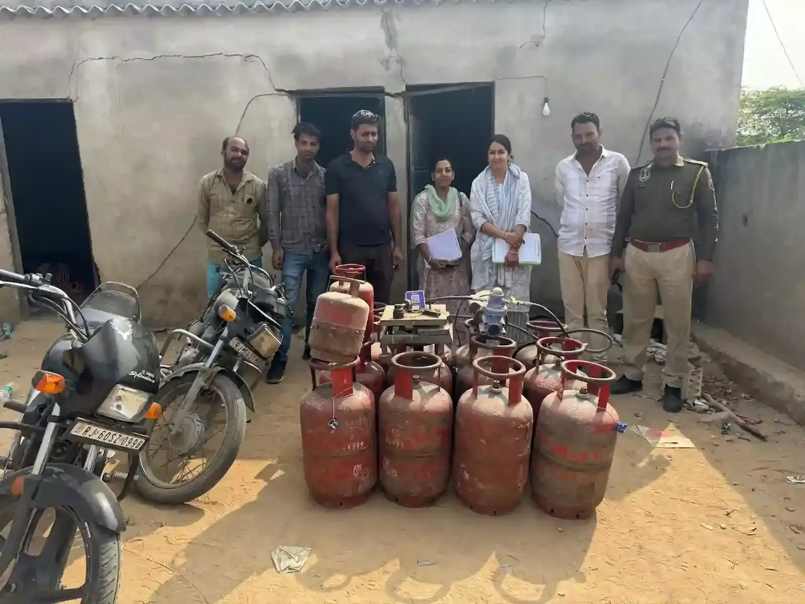 जयपुर में रसद विभाग की कार्रवाई के दौरान बरामद किए गए घरेलू और व्यावसायिक एलपीजी सिलेंडर।